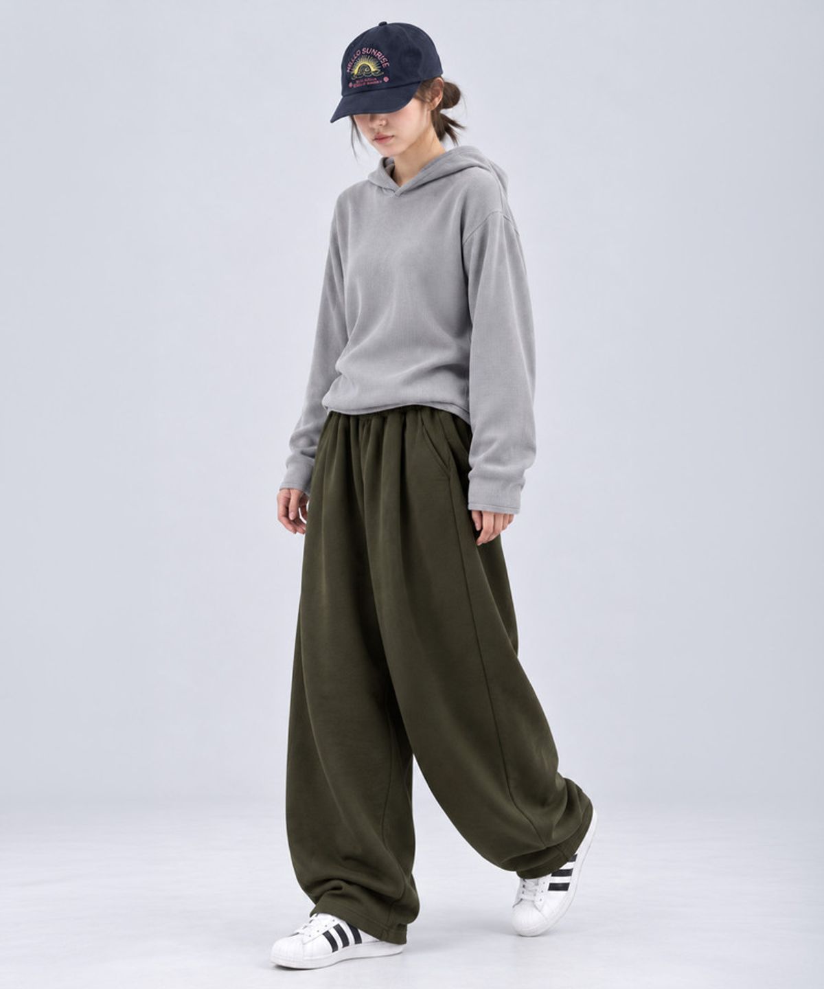 언더오프(UNDEROFF) 사이드 턱 커브드 벌룬 스웻 팬츠 카키