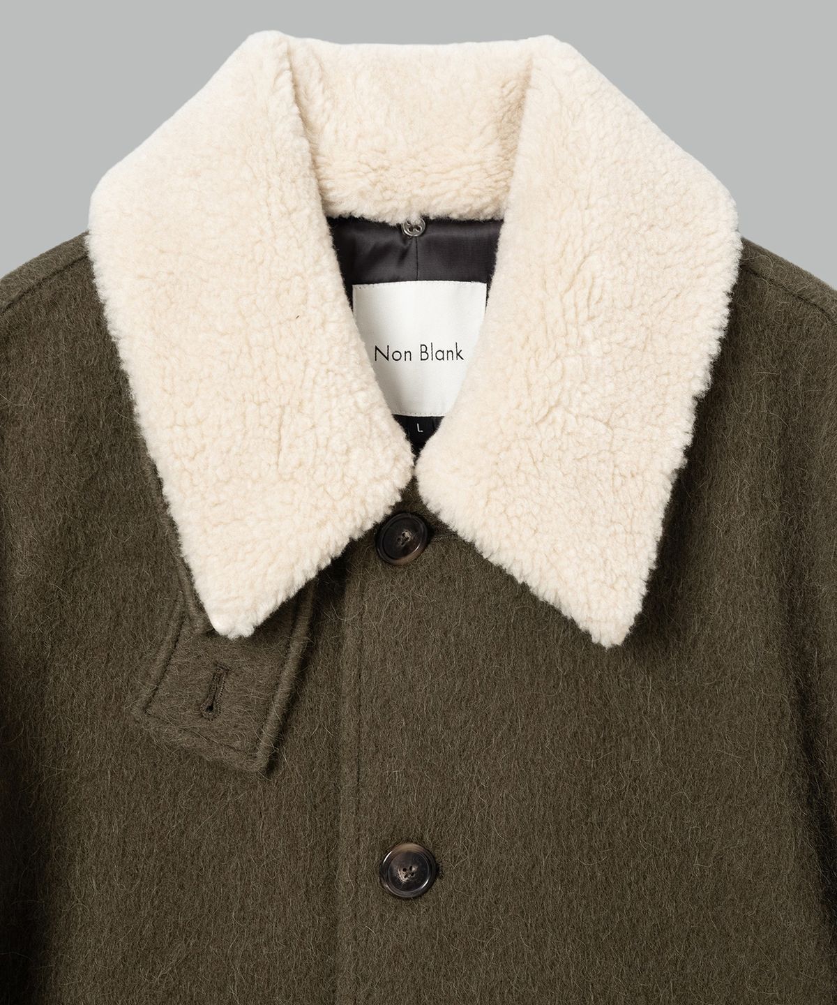 넌블랭크(NONBLANK) 디테쳐블 카라 하프 코트_KHAKI