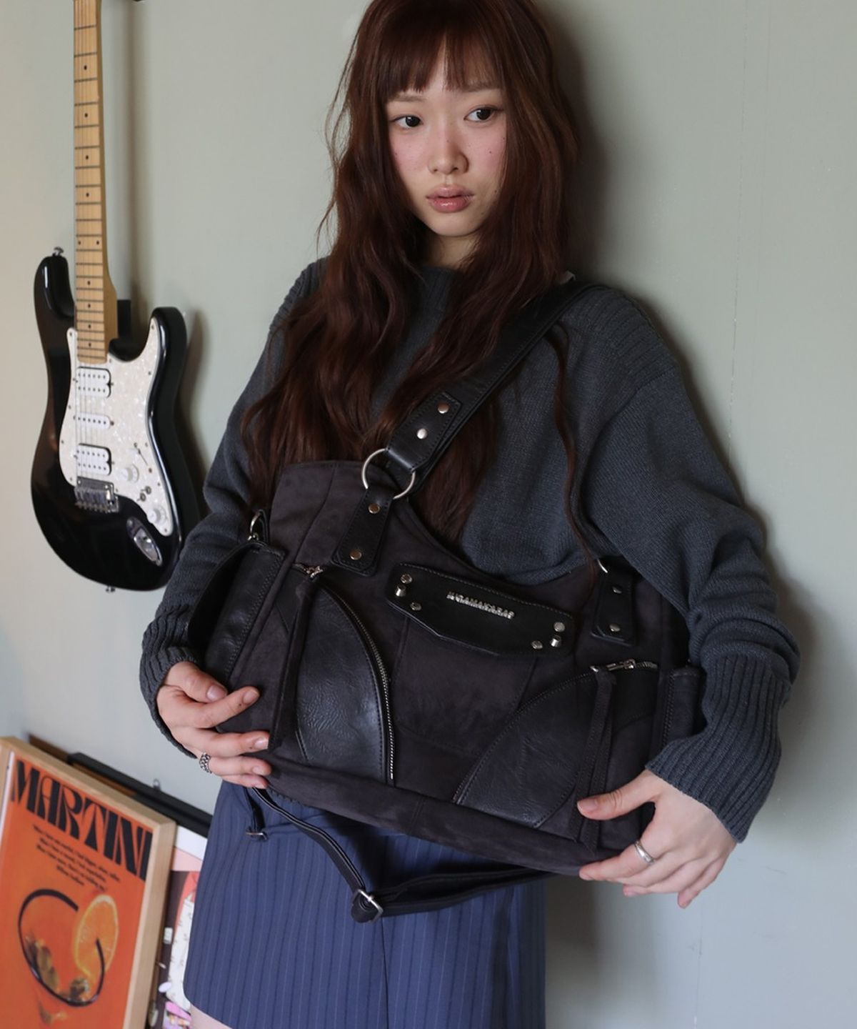이우가마카라스(IUGAMAKARAS) Studded Suede Shoulder Bag (Charcoal)