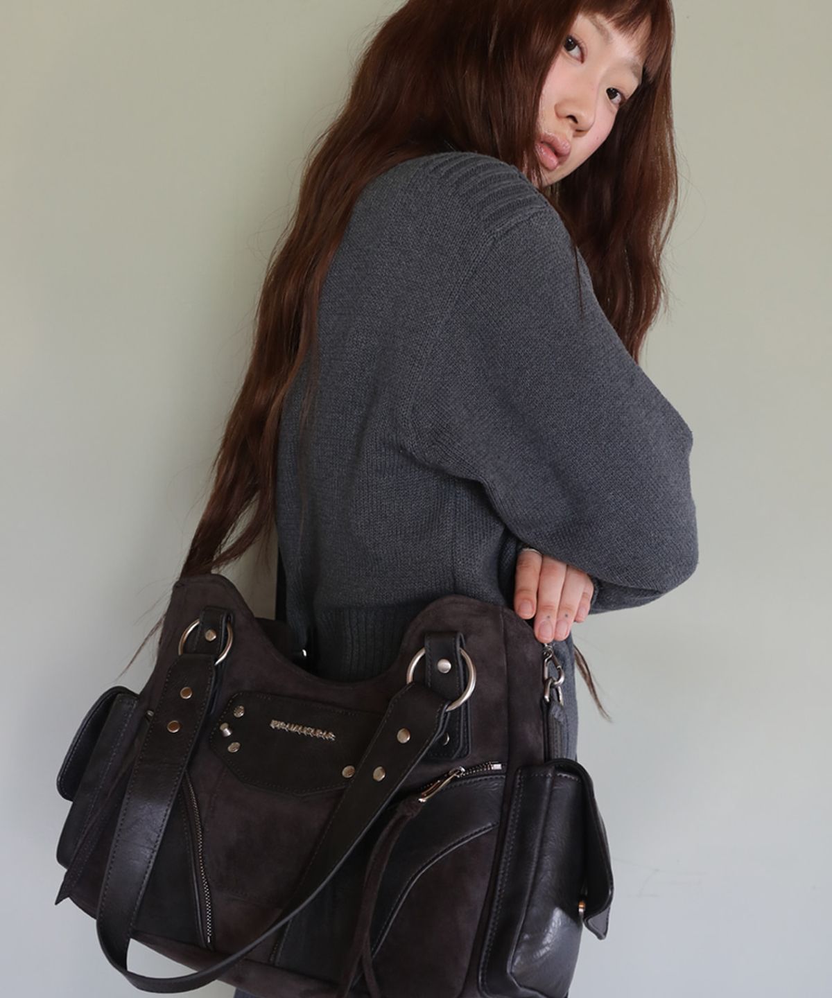 이우가마카라스(IUGAMAKARAS) Studded Suede Shoulder Bag (Charcoal)