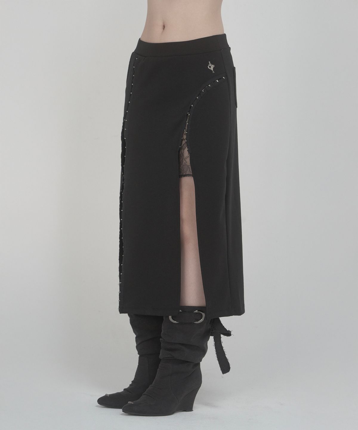 쇠아(SØAR) Hook Side Slit Lace-Lined Maxi Skirt