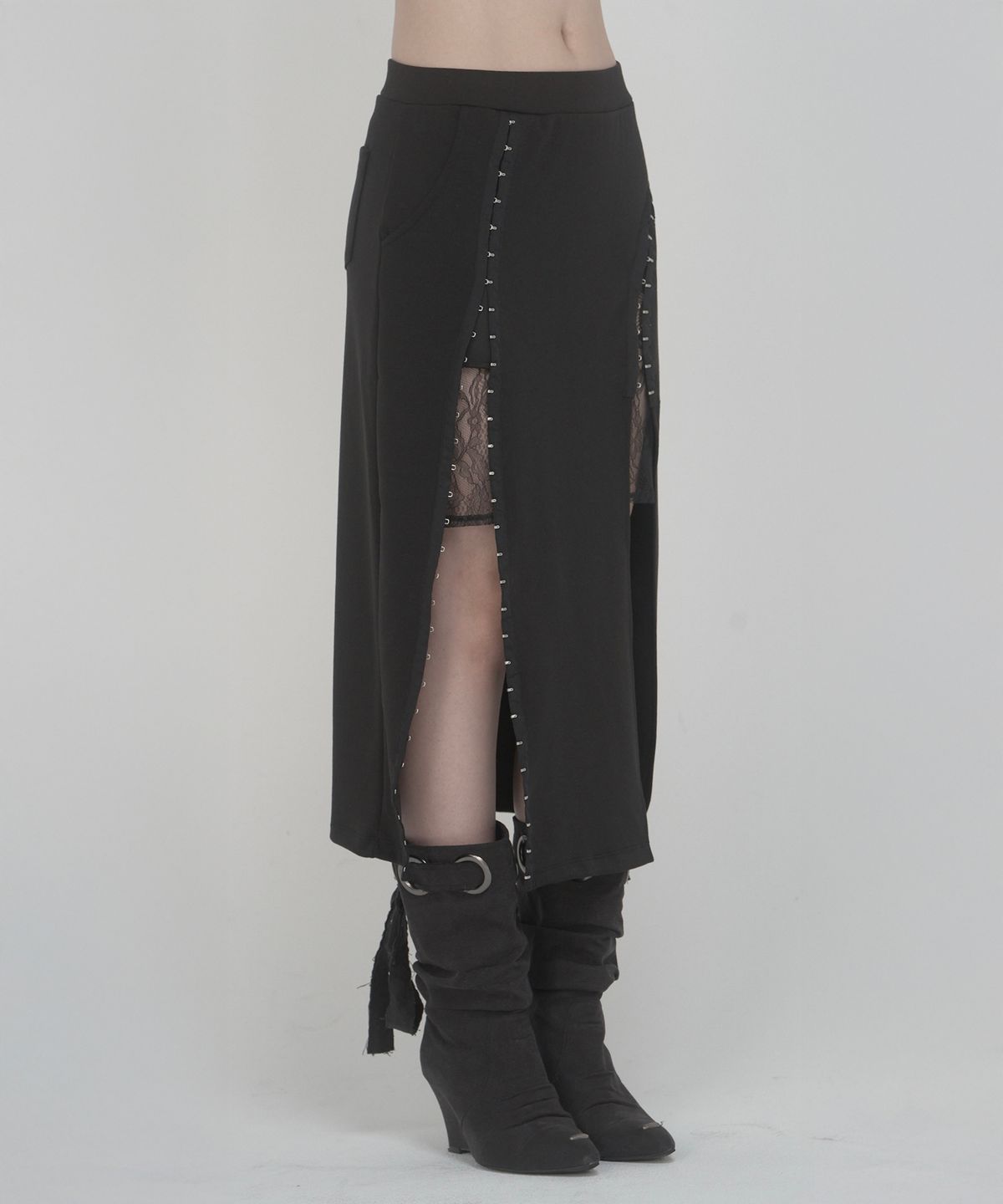 쇠아(SØAR) Hook Side Slit Lace-Lined Maxi Skirt