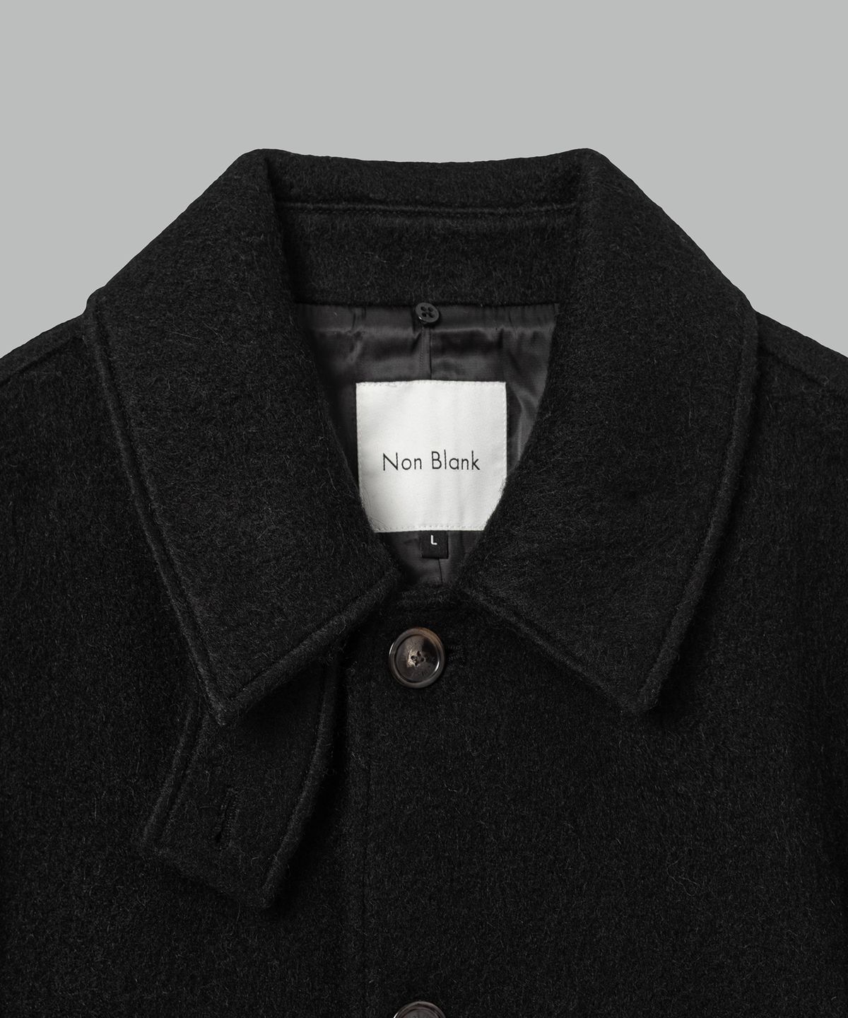 넌블랭크(NONBLANK) 디테쳐블 카라 하프 코트_BLACK