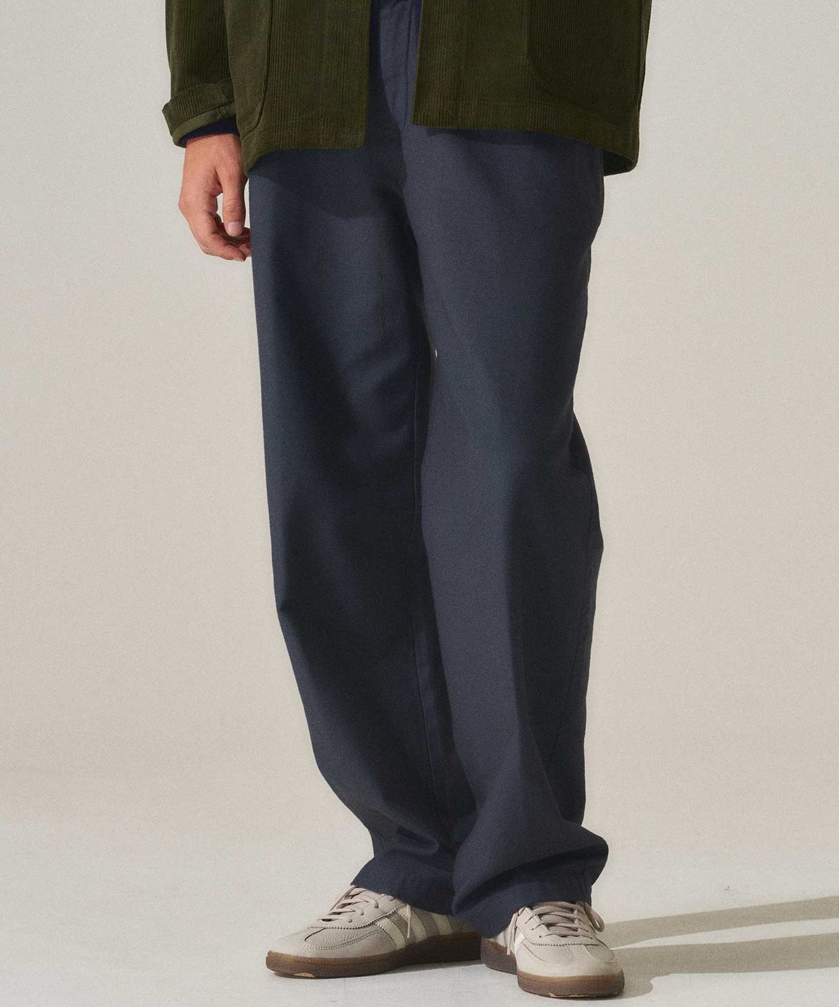 라이즈앤빌로우(RISE&BELOW) BACK SATEEN 302ST 와이드 스트레이트 치노 팬츠 NAVY