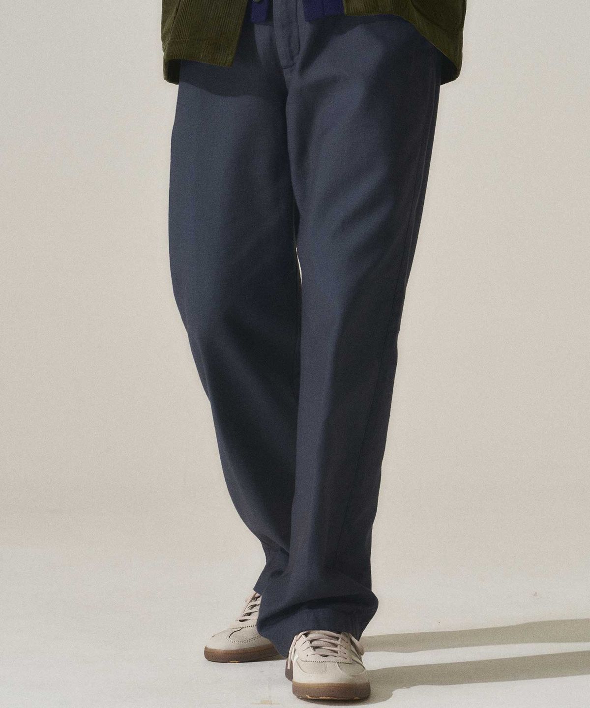 라이즈앤빌로우(RISE&BELOW) BACK SATEEN 302ST 와이드 스트레이트 치노 팬츠 NAVY