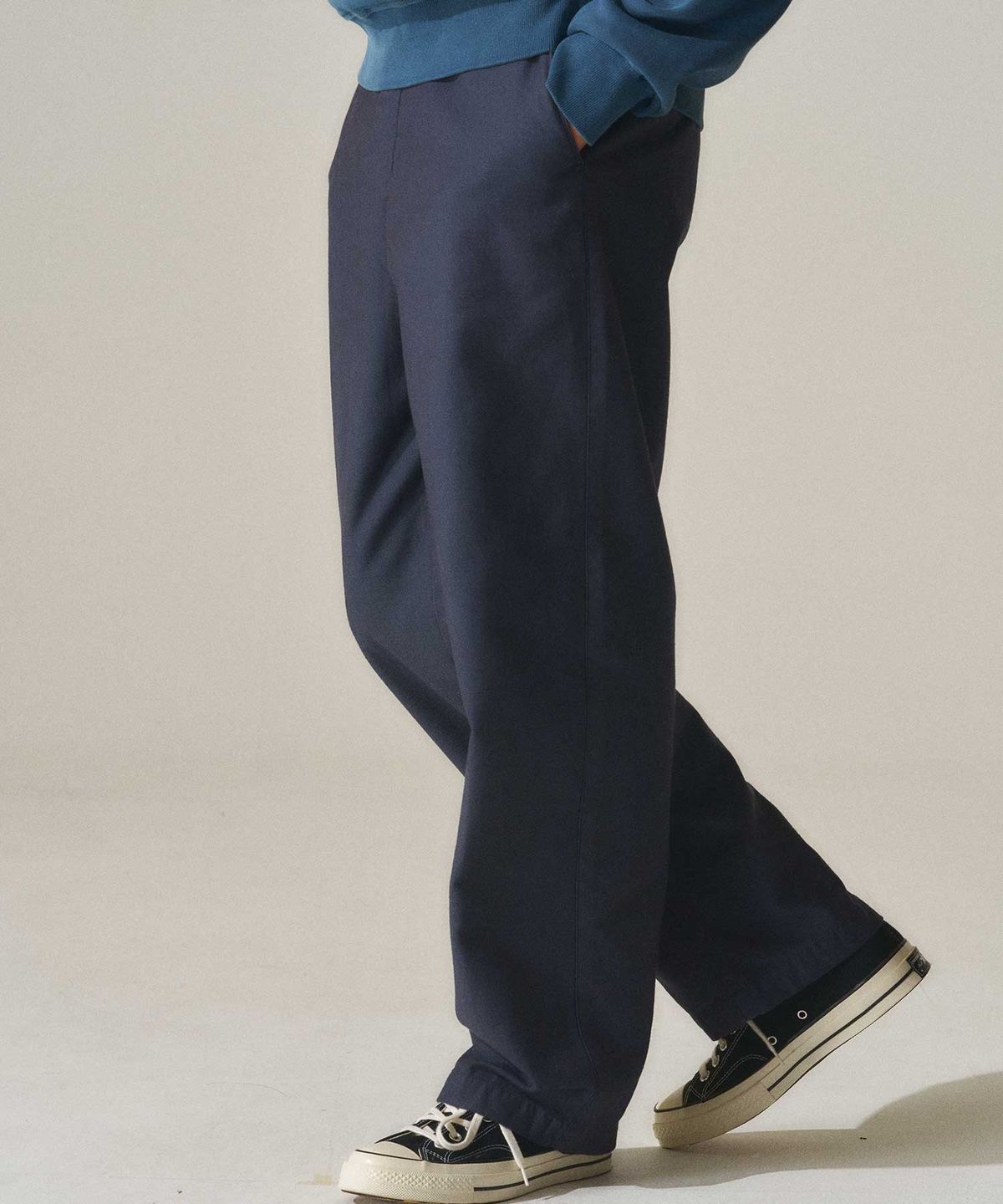 라이즈앤빌로우(RISE&BELOW) BACK SATEEN 302ST 와이드 스트레이트 치노 팬츠 NAVY