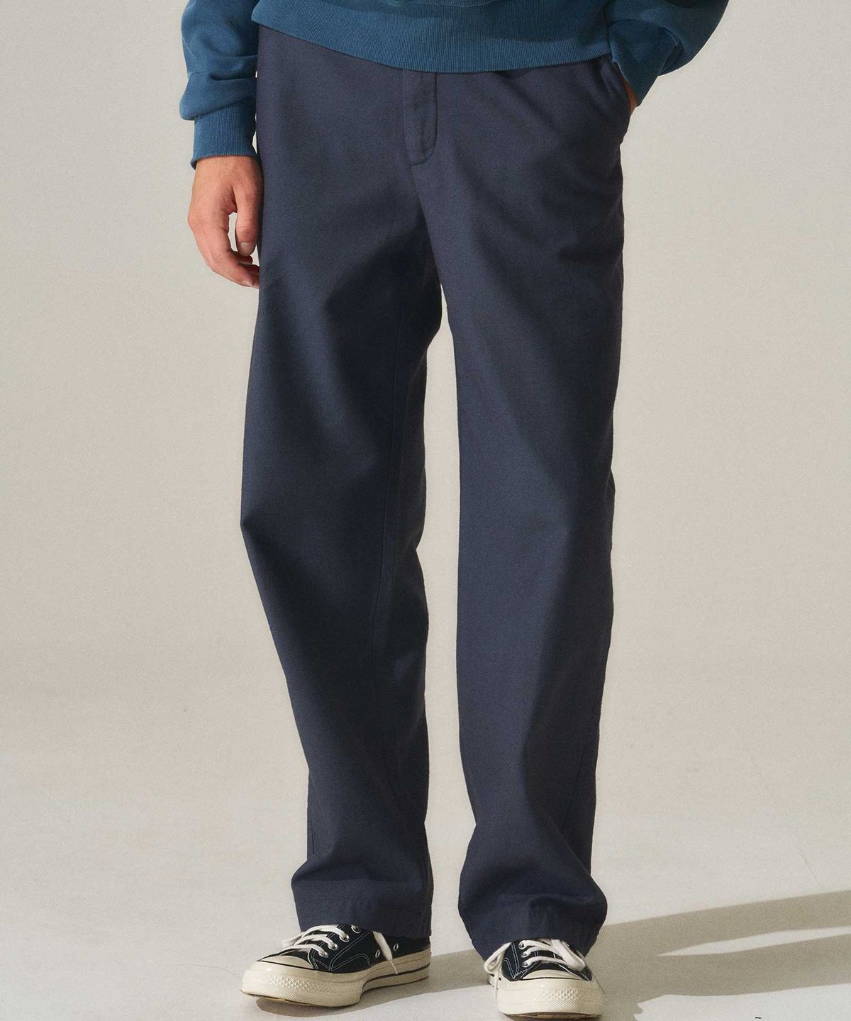 라이즈앤빌로우(RISE&BELOW) BACK SATEEN 302ST 와이드 스트레이트 치노 팬츠 NAVY