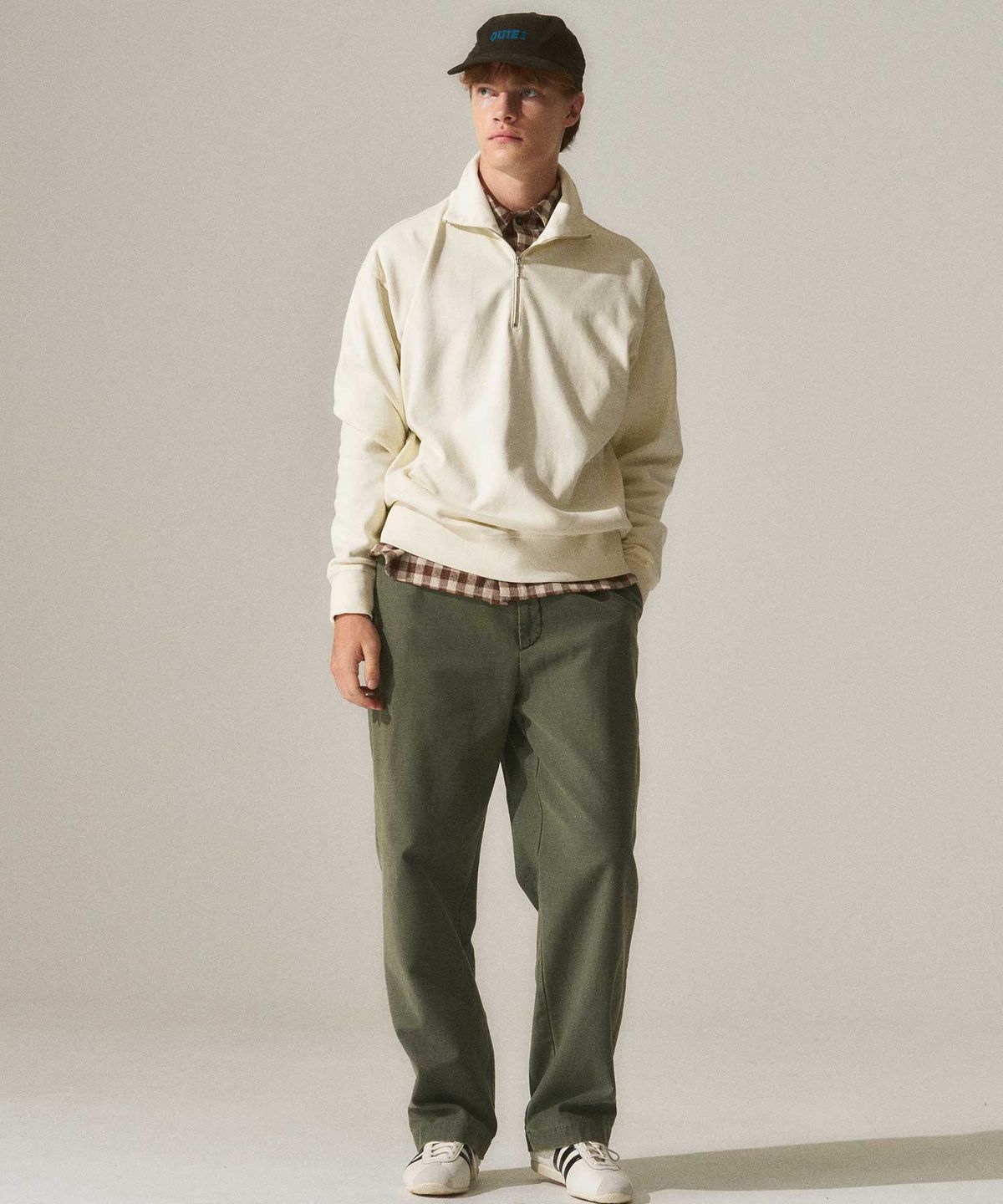 라이즈앤빌로우(RISE&BELOW) BACK SATEEN 302ST 와이드 스트레이트 치노 팬츠 OLIVE