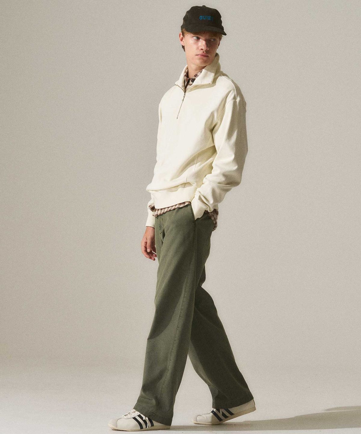 라이즈앤빌로우(RISE&BELOW) BACK SATEEN 302ST 와이드 스트레이트 치노 팬츠 OLIVE