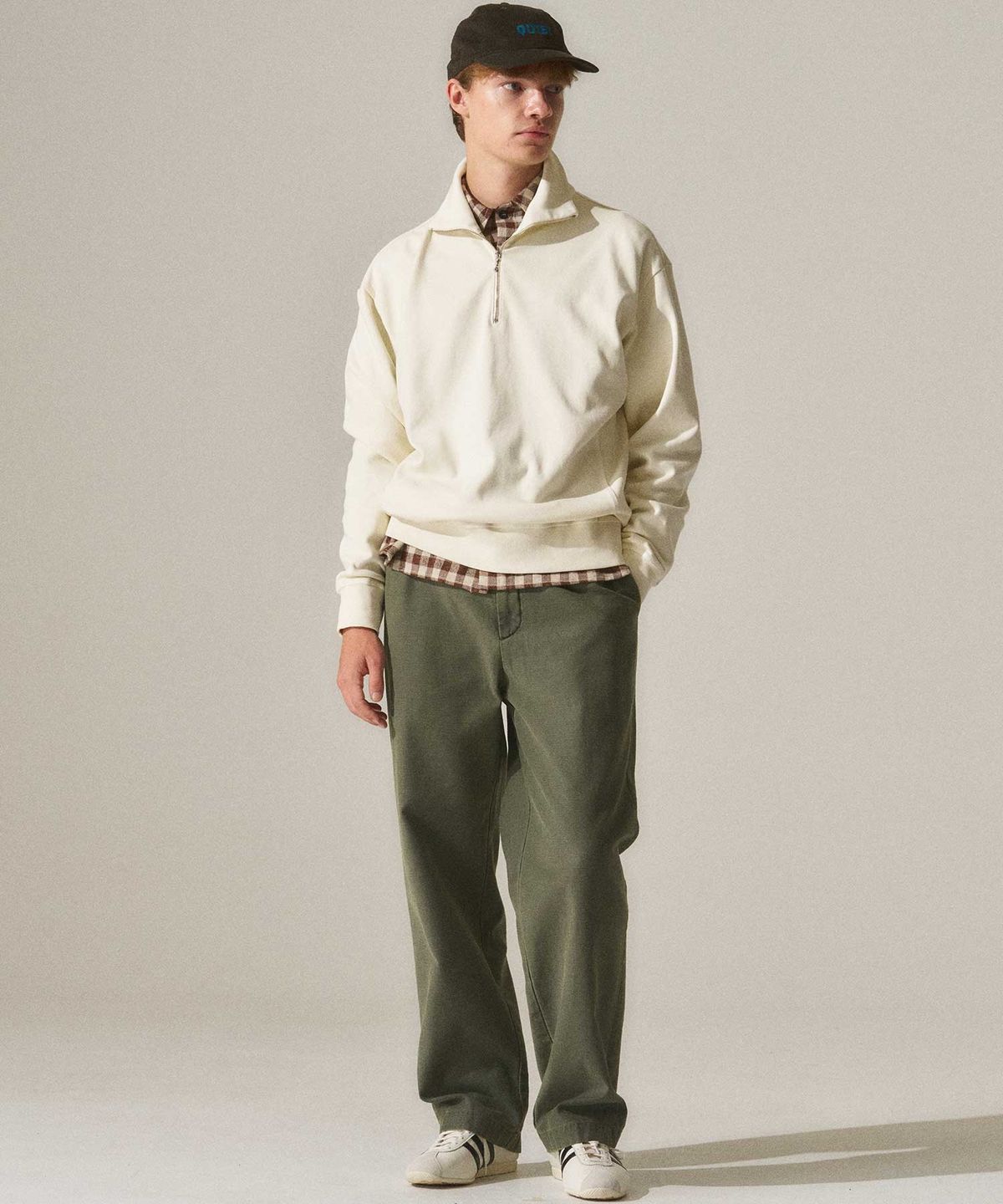 라이즈앤빌로우(RISE&BELOW) BACK SATEEN 302ST 와이드 스트레이트 치노 팬츠 OLIVE