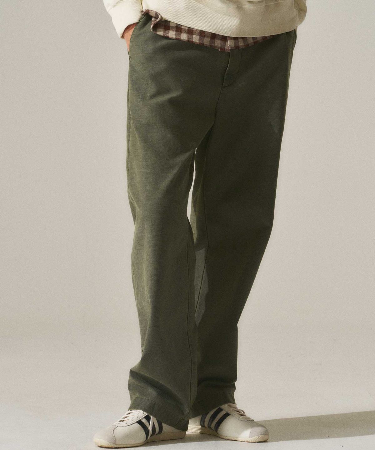 라이즈앤빌로우(RISE&BELOW) BACK SATEEN 302ST 와이드 스트레이트 치노 팬츠 OLIVE