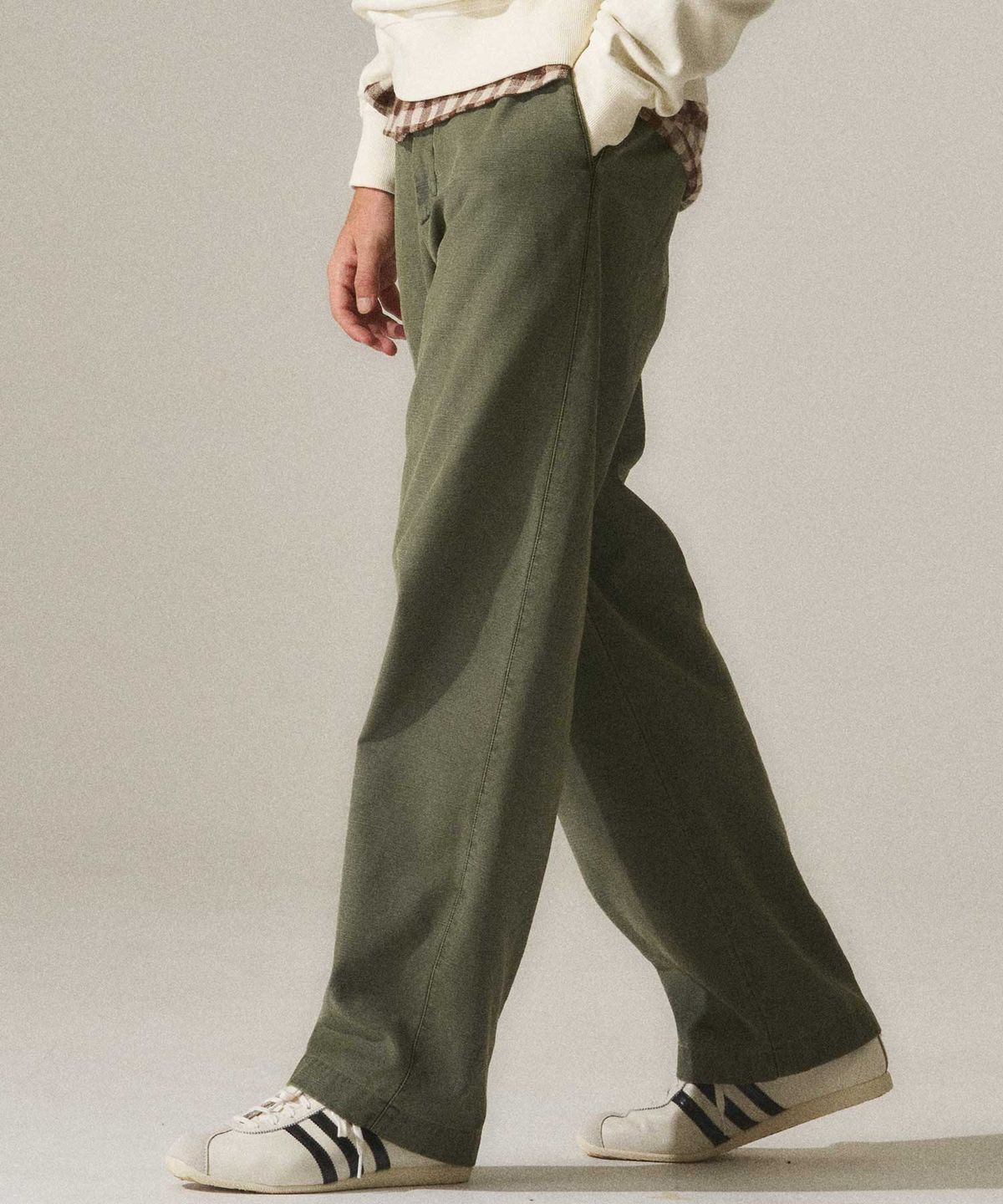 라이즈앤빌로우(RISE&BELOW) BACK SATEEN 302ST 와이드 스트레이트 치노 팬츠 OLIVE