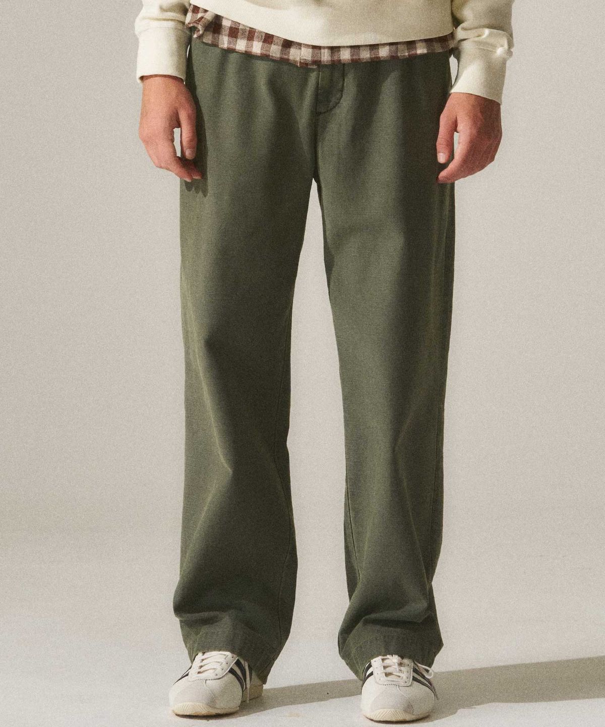 라이즈앤빌로우(RISE&BELOW) BACK SATEEN 302ST 와이드 스트레이트 치노 팬츠 OLIVE