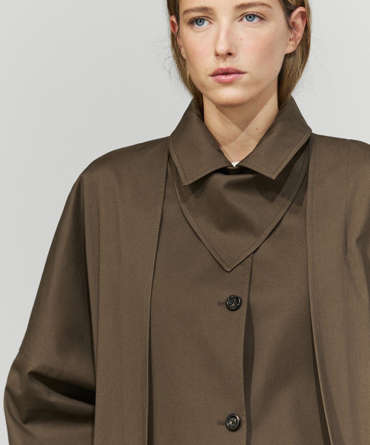 마시모두띠(MASSIMO DUTTI) 코튼 블렌드 트렌치코트 - 사이드 슬릿 디테일