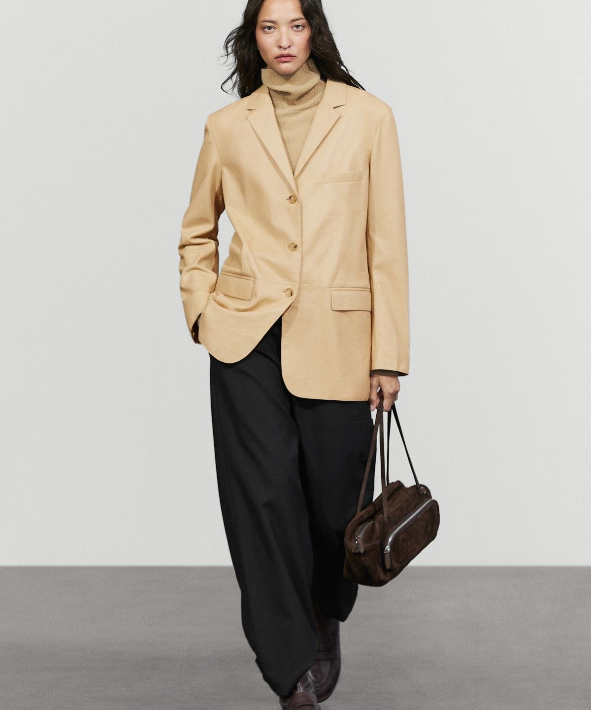 마시모두띠(MASSIMO DUTTI) 나파 가죽 블레이저