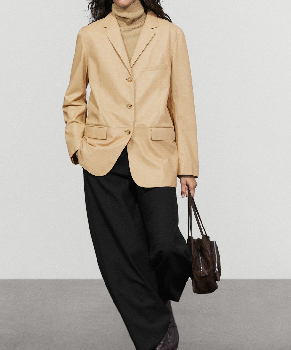 마시모두띠(MASSIMO DUTTI) 나파 가죽 블레이저