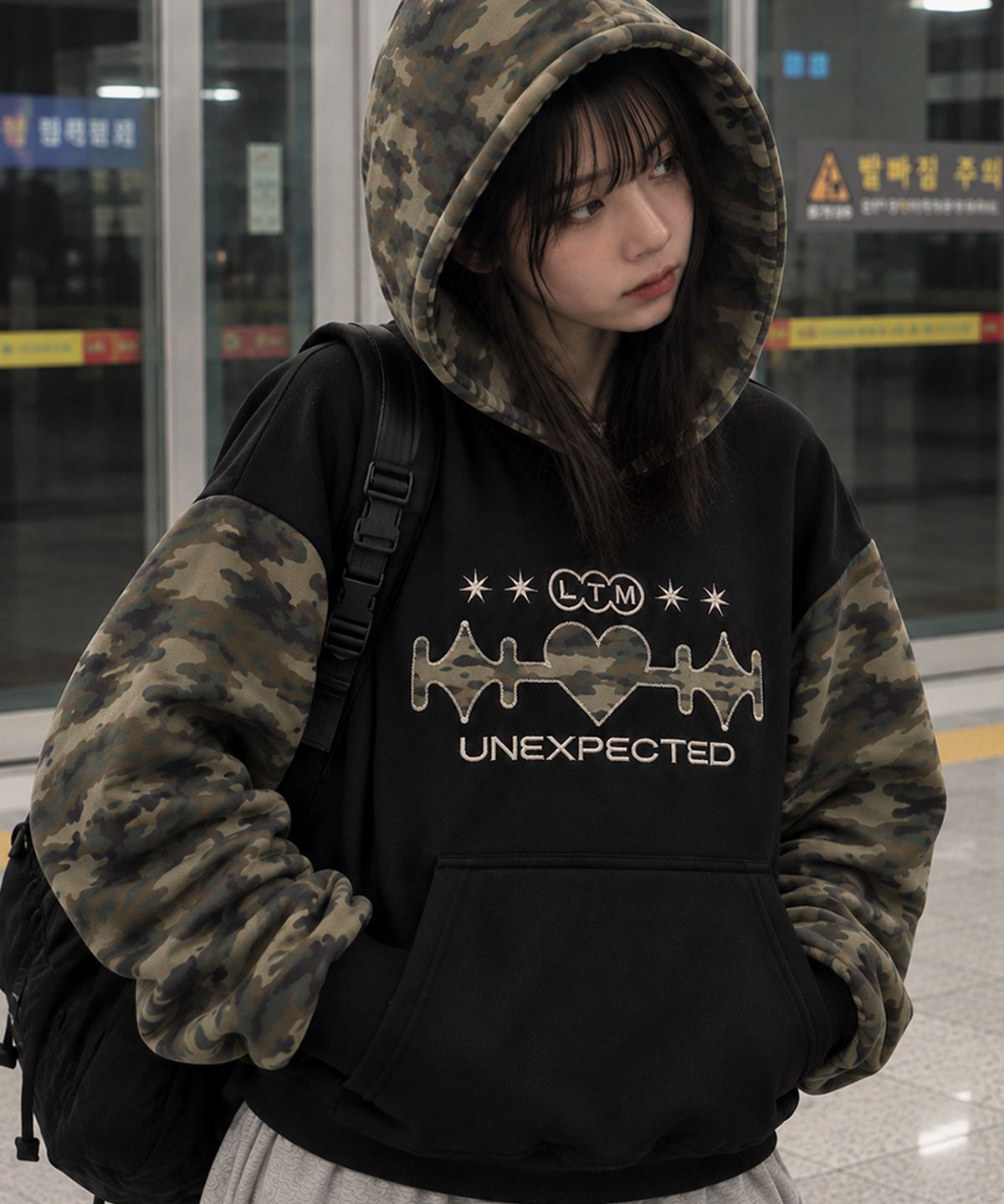 라이크더모스트(LIKE THE MOST) 카모 배색 자수 아플리케 오버 후드