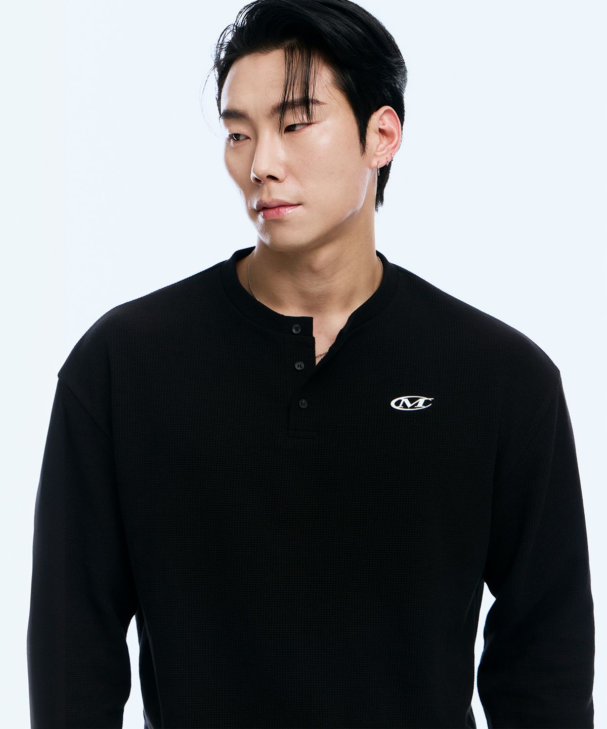 미학(MIHAK) 메탈 로고 와플 헨리넥 롱 슬리브 (BLACK)