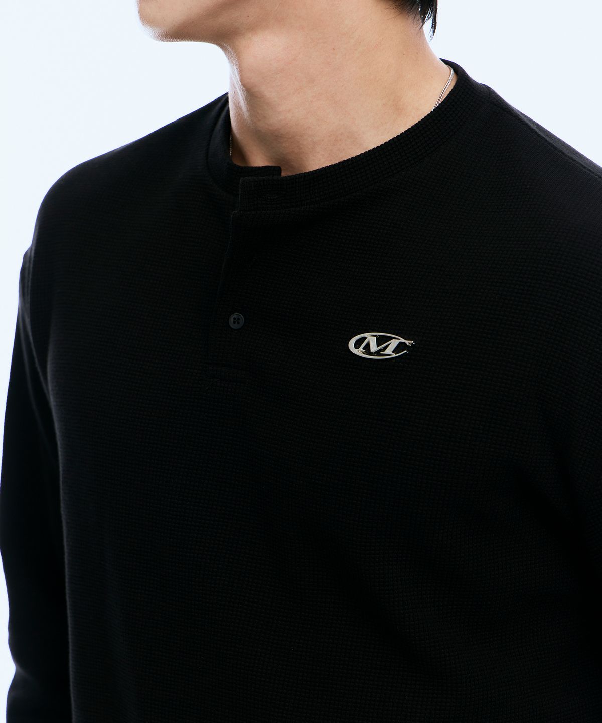 미학(MIHAK) 메탈 로고 와플 헨리넥 롱 슬리브 (BLACK)