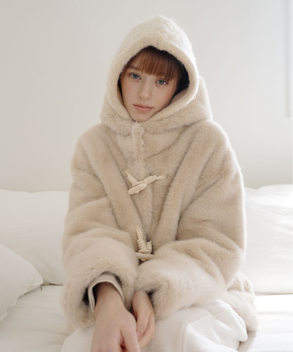 클루니(CLUNY) Creamy Hood Toggle Fur Coat - Beige