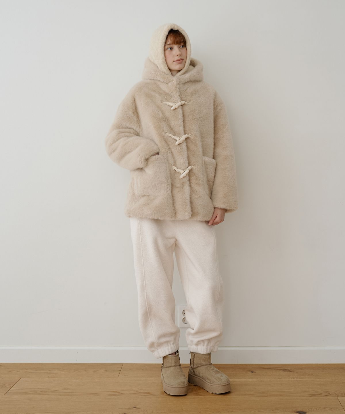 클루니(CLUNY) Creamy Hood Toggle Fur Coat - Beige