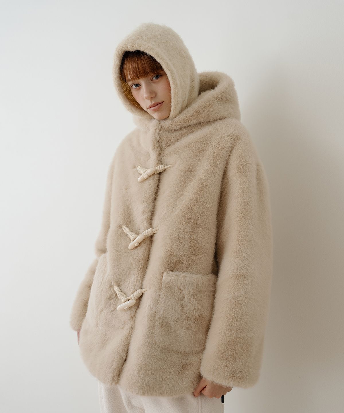 클루니(CLUNY) Creamy Hood Toggle Fur Coat - Beige