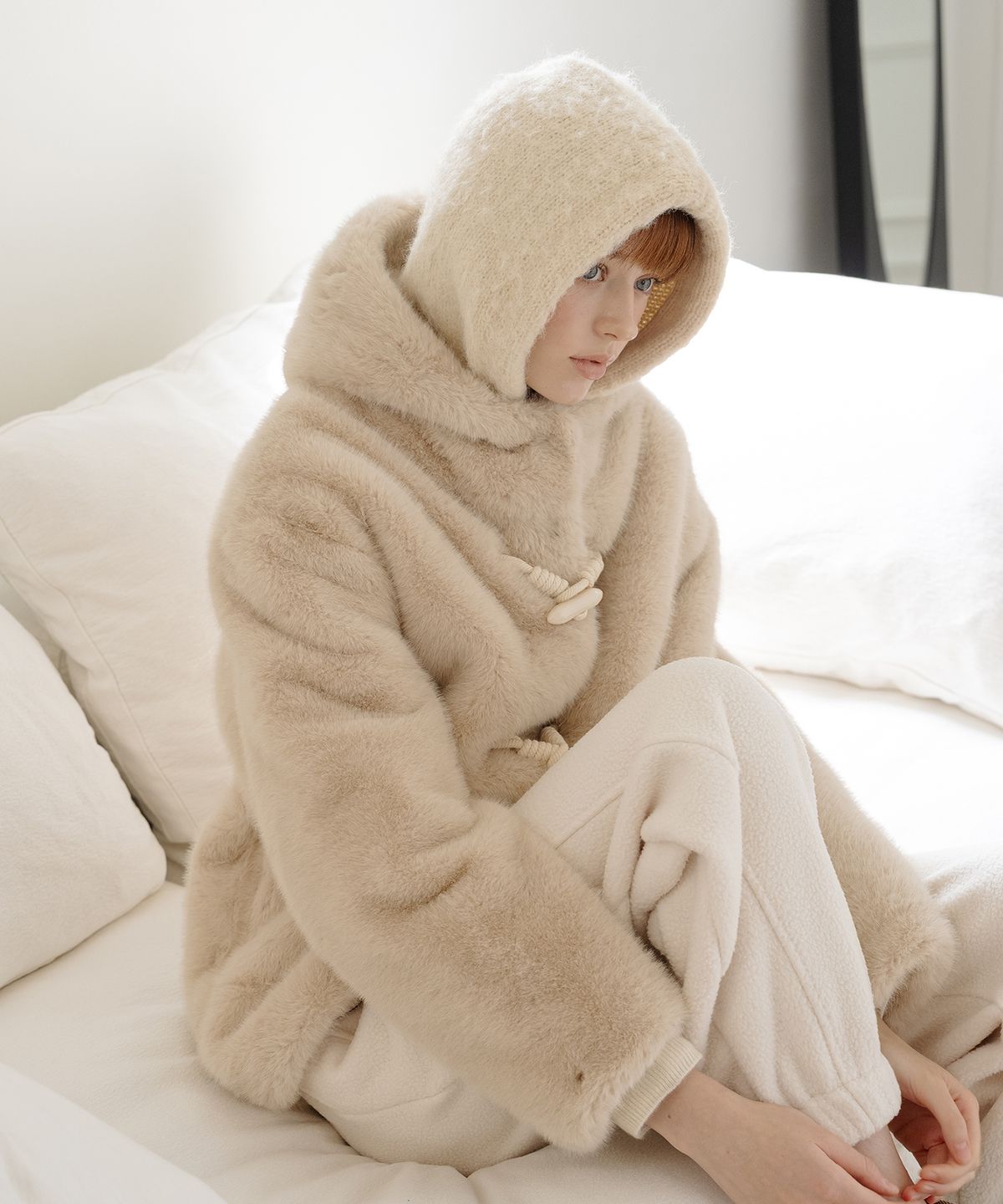클루니(CLUNY) Creamy Hood Toggle Fur Coat - Beige