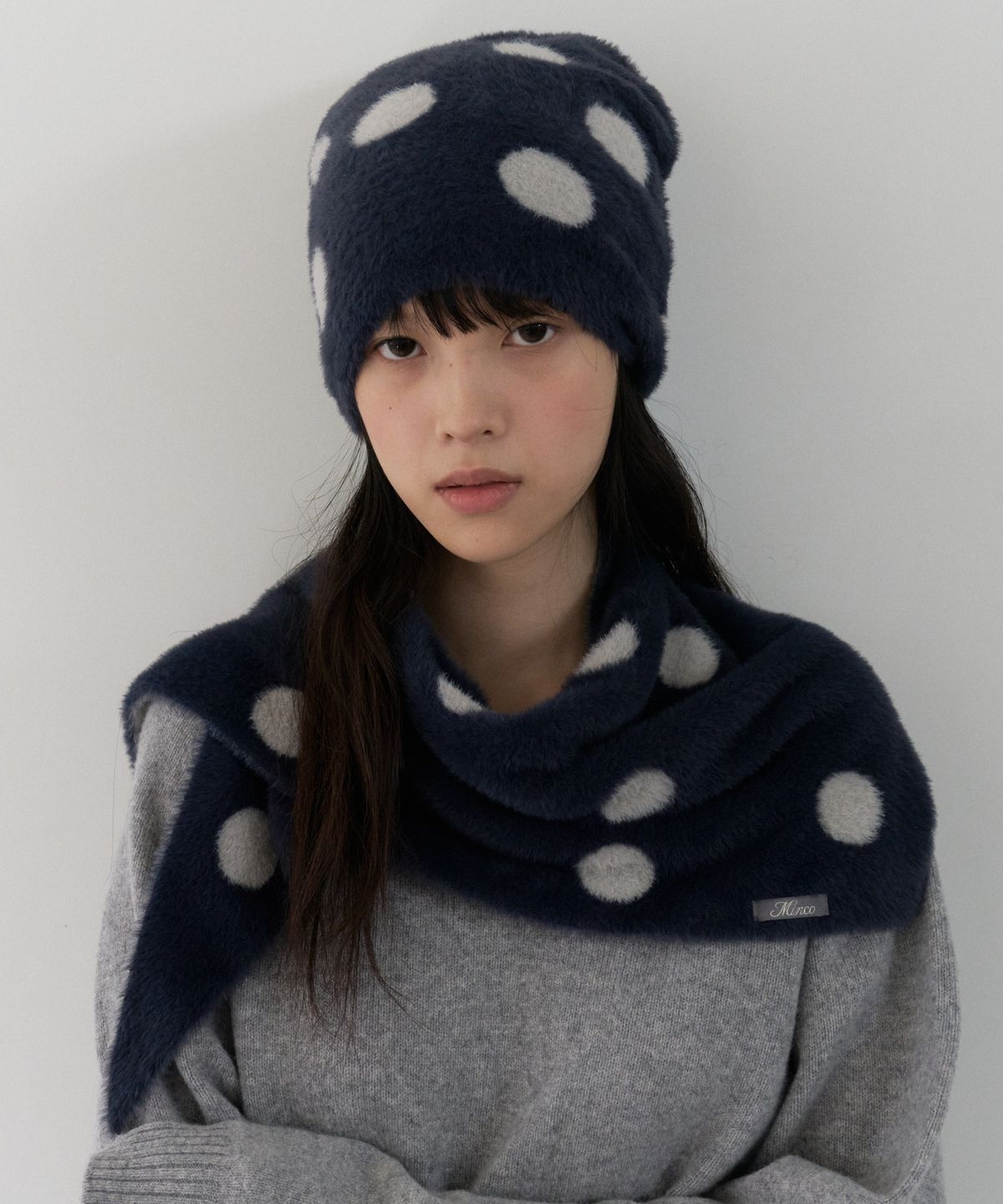 민씨오(MINCO) 도트 벨보아 삼각 머플러 (navy light gray)