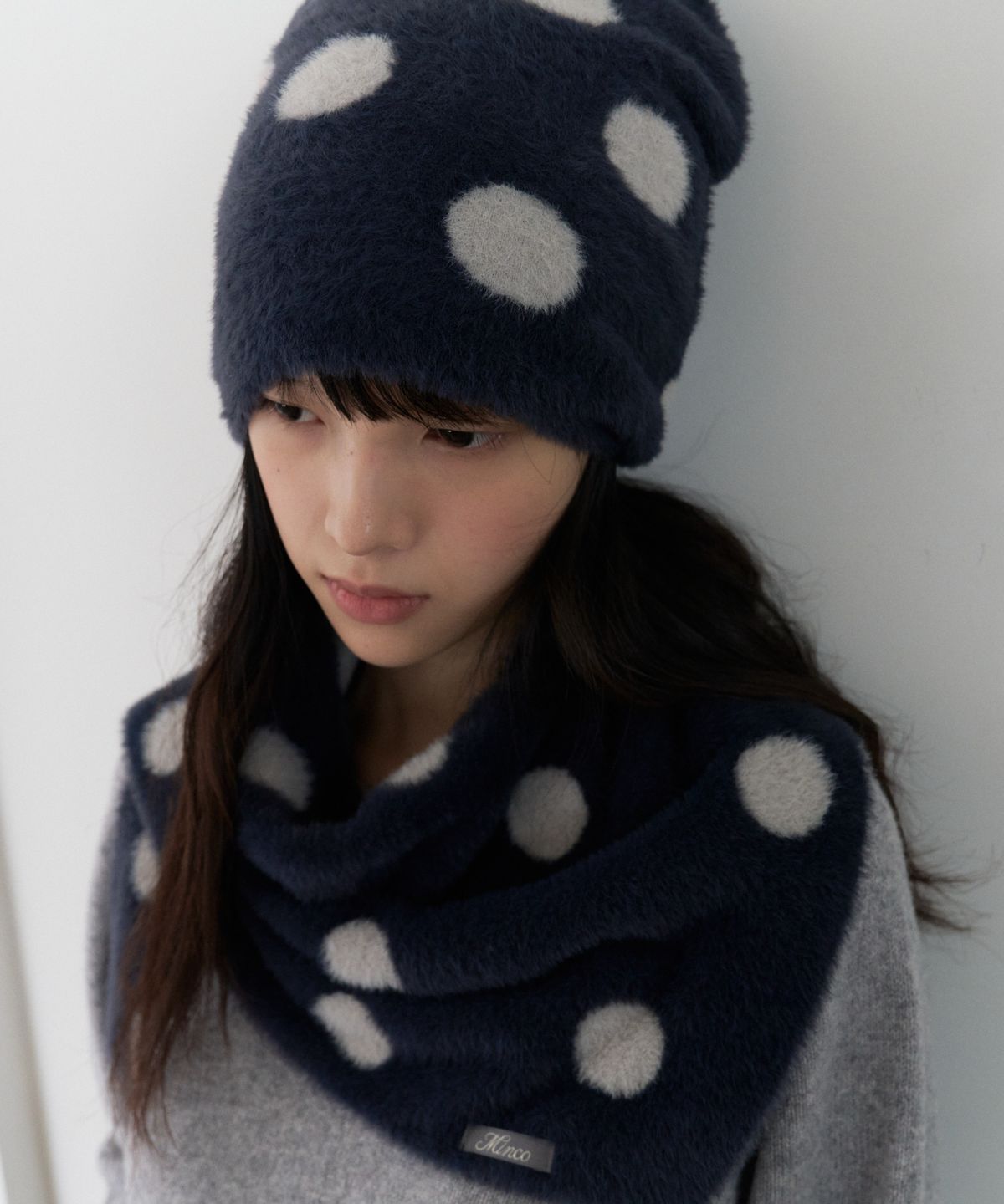 민씨오(MINCO) 도트 벨보아 삼각 머플러 (navy light gray)