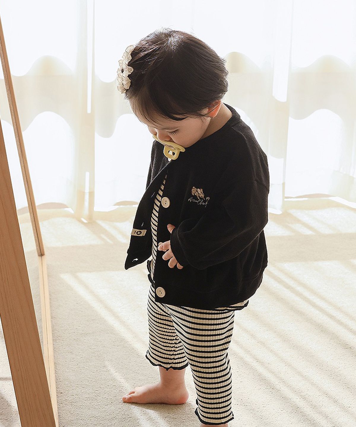 아림클로젯(ARIMCLOSET) 일상에 스며든 토끼처럼 포근한 귀여움 - 아기 토끼 자수 가디건