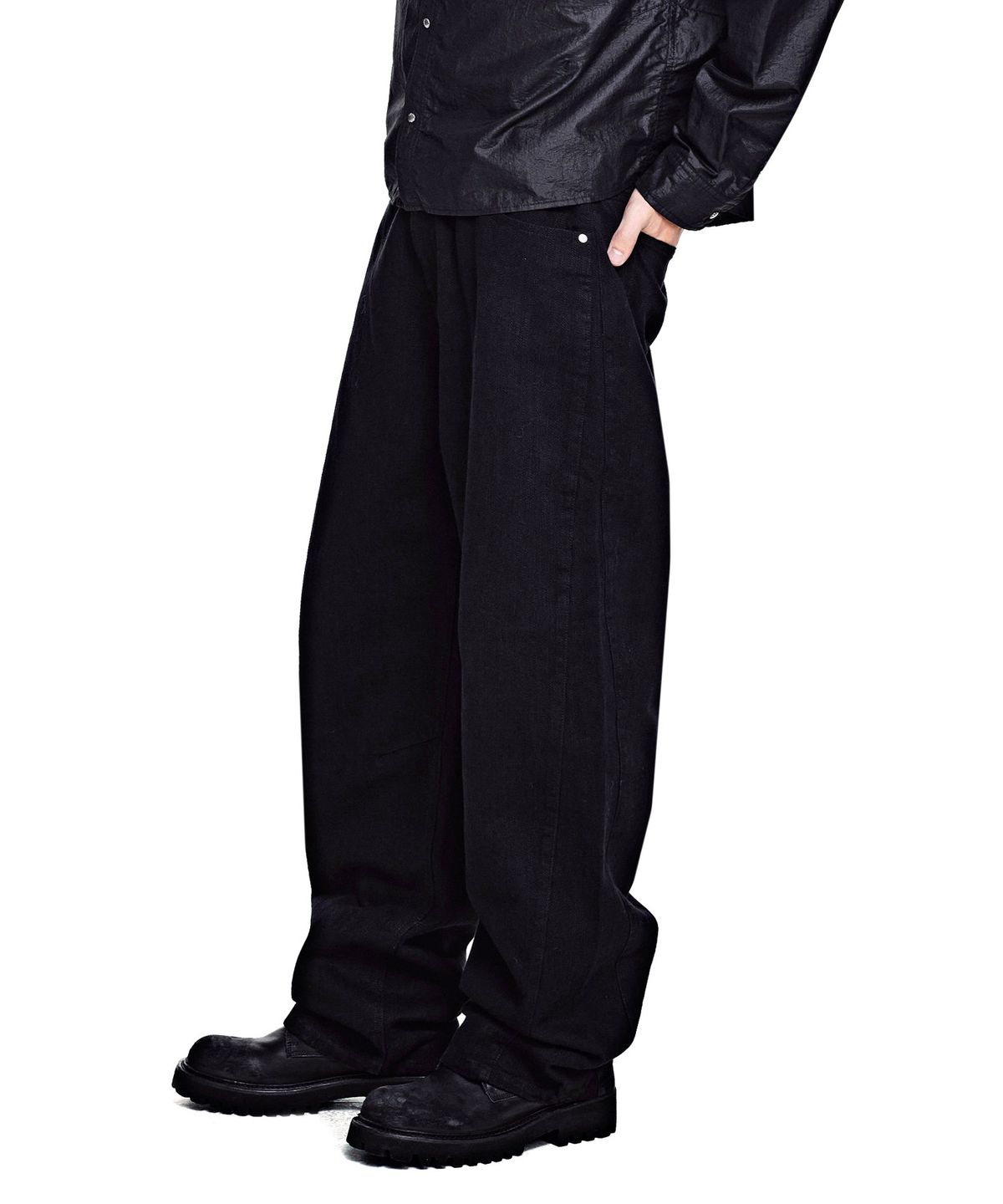 세컨모놀로그(SECONDMONO) [옷미새 미홀 콜라보]Curved Tapered Barrel-Fit Pants [COTTON BLACK]_SEPT092BLACK