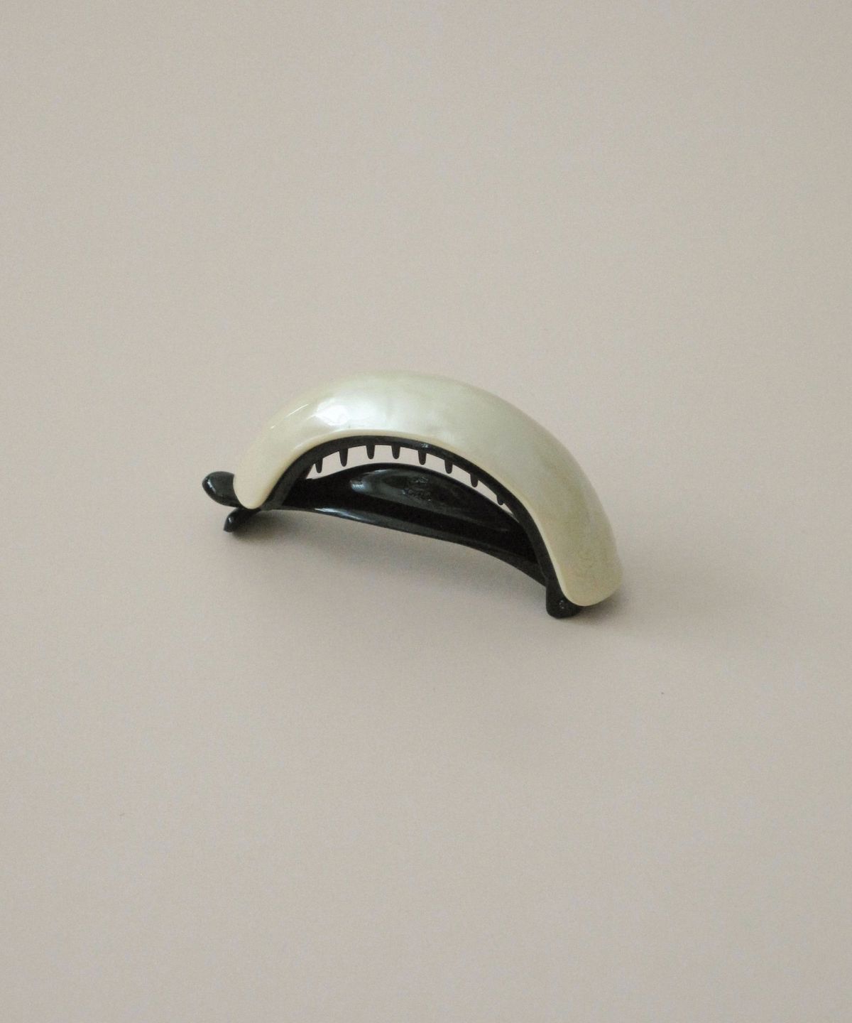 둥그런(DUNGEUREON) Mousse Banana Clip (Pearl Beige)
