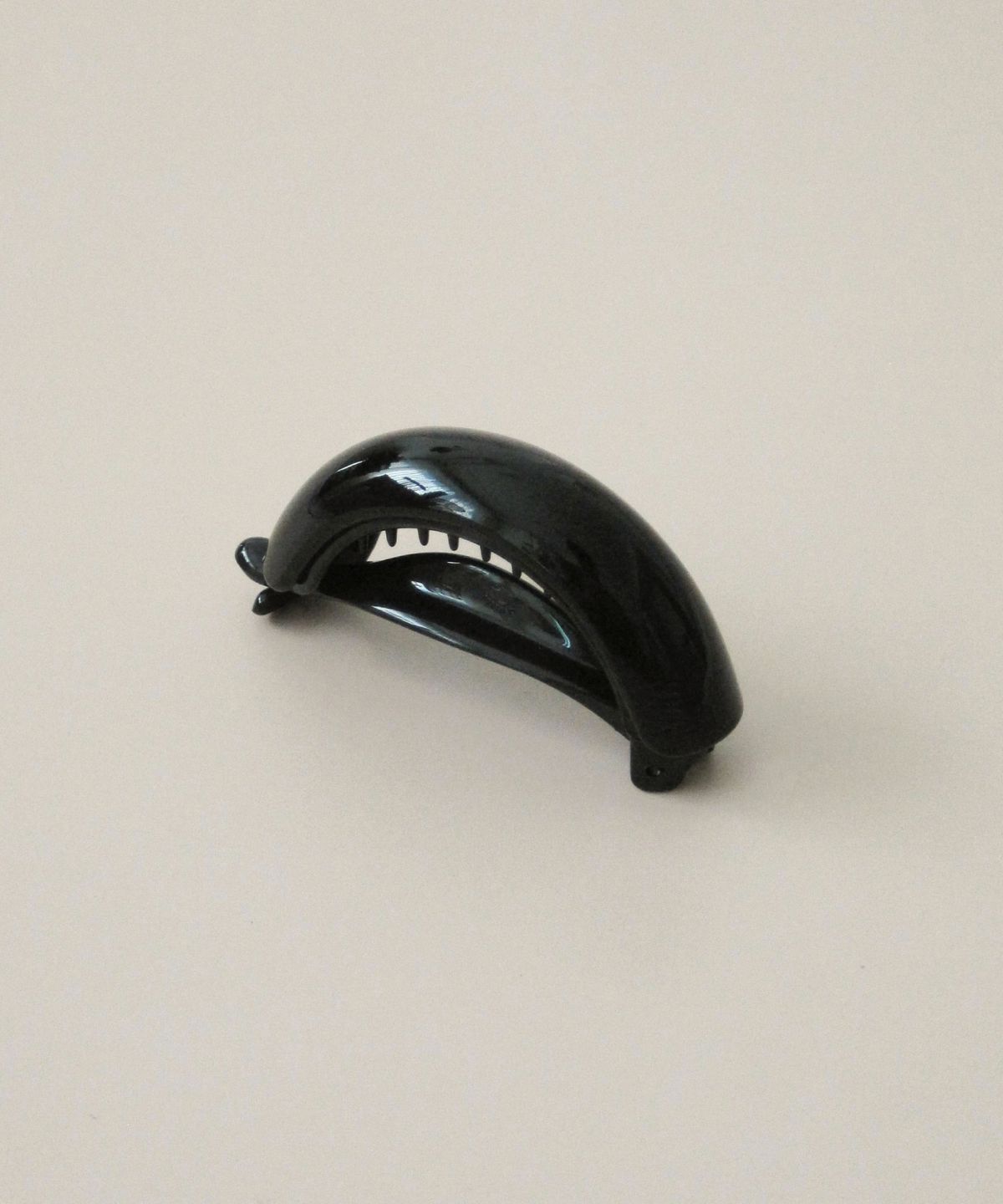 둥그런(DUNGEUREON) Mousse Banana Clip (Black)