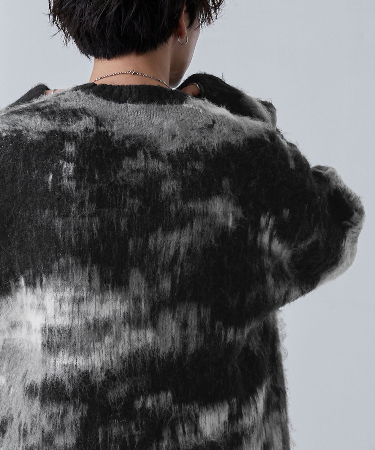 모노마트(MONO-MART) Abstract Shaggy Mohair-Like Loose Crew Neck Knit