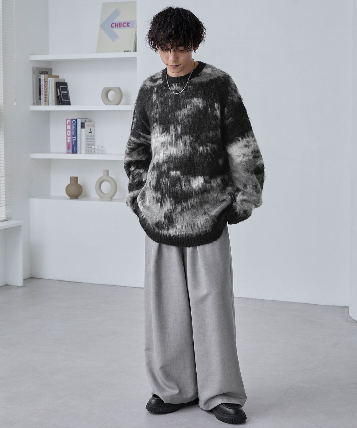 모노마트(MONO-MART) Abstract Shaggy Mohair-Like Loose Crew Neck Knit