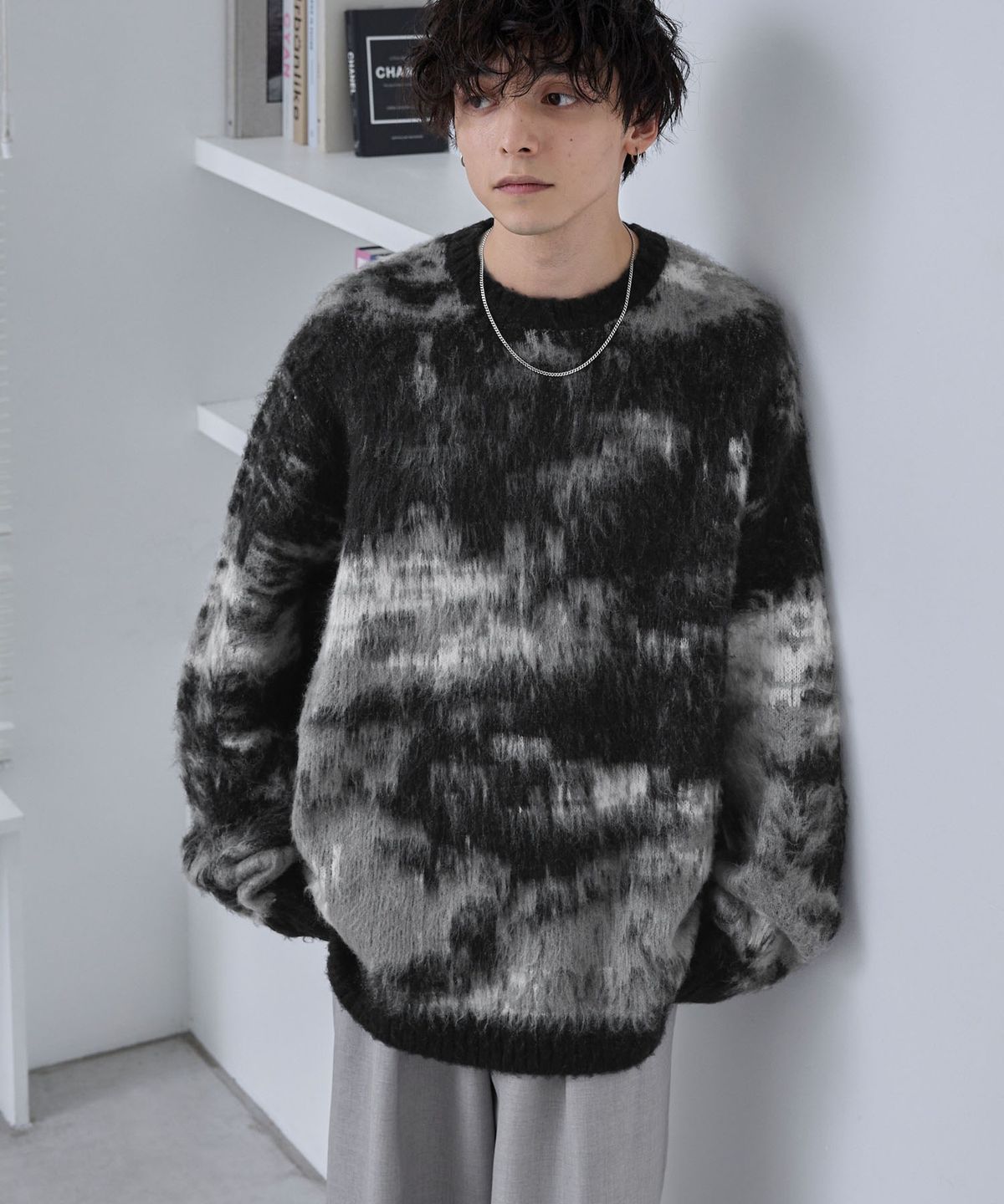 모노마트(MONO-MART) Abstract Shaggy Mohair-Like Loose Crew Neck Knit