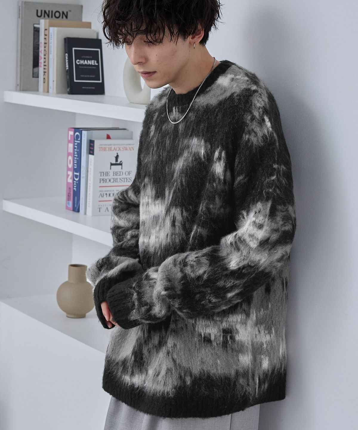 모노마트(MONO-MART) Abstract Shaggy Mohair-Like Loose Crew Neck Knit