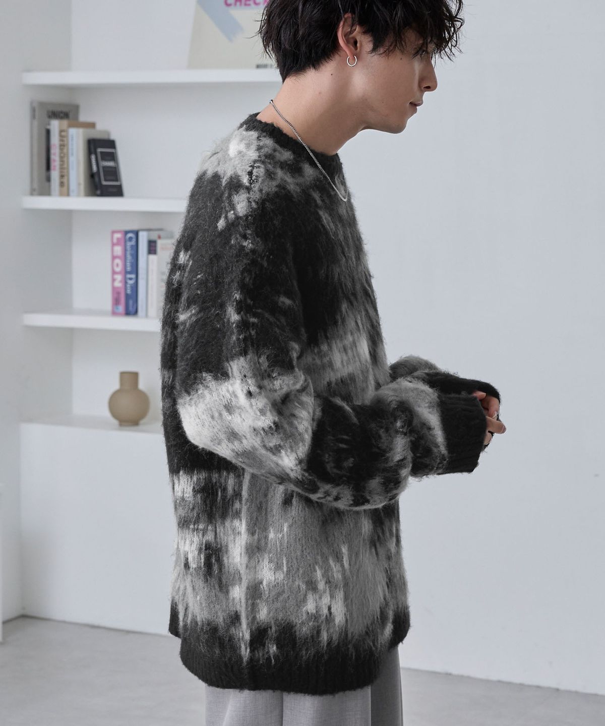 모노마트(MONO-MART) Abstract Shaggy Mohair-Like Loose Crew Neck Knit