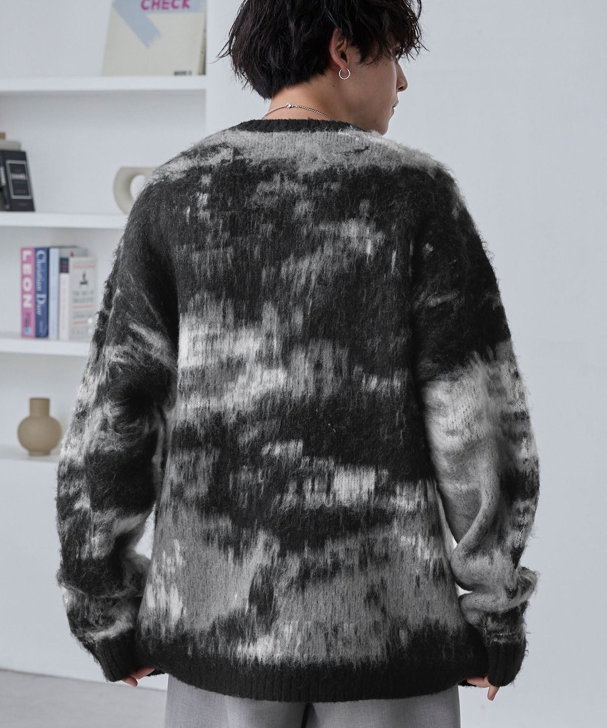 모노마트(MONO-MART) Abstract Shaggy Mohair-Like Loose Crew Neck Knit