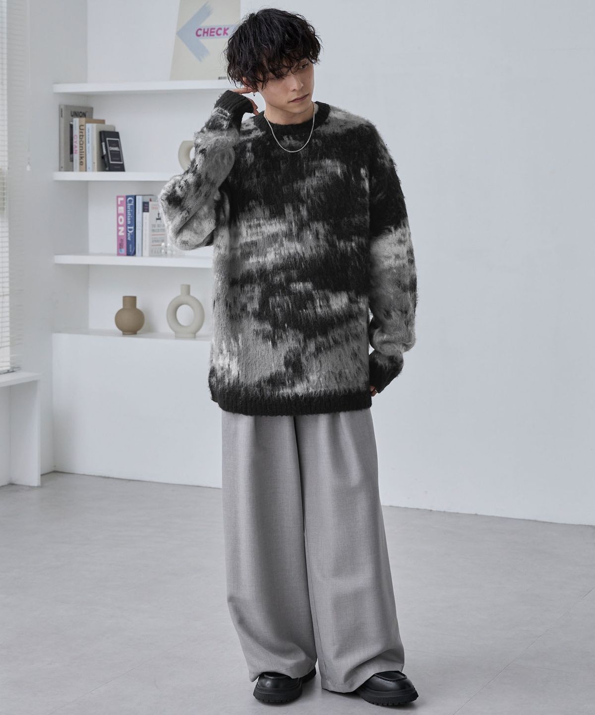 모노마트(MONO-MART) Abstract Shaggy Mohair-Like Loose Crew Neck Knit