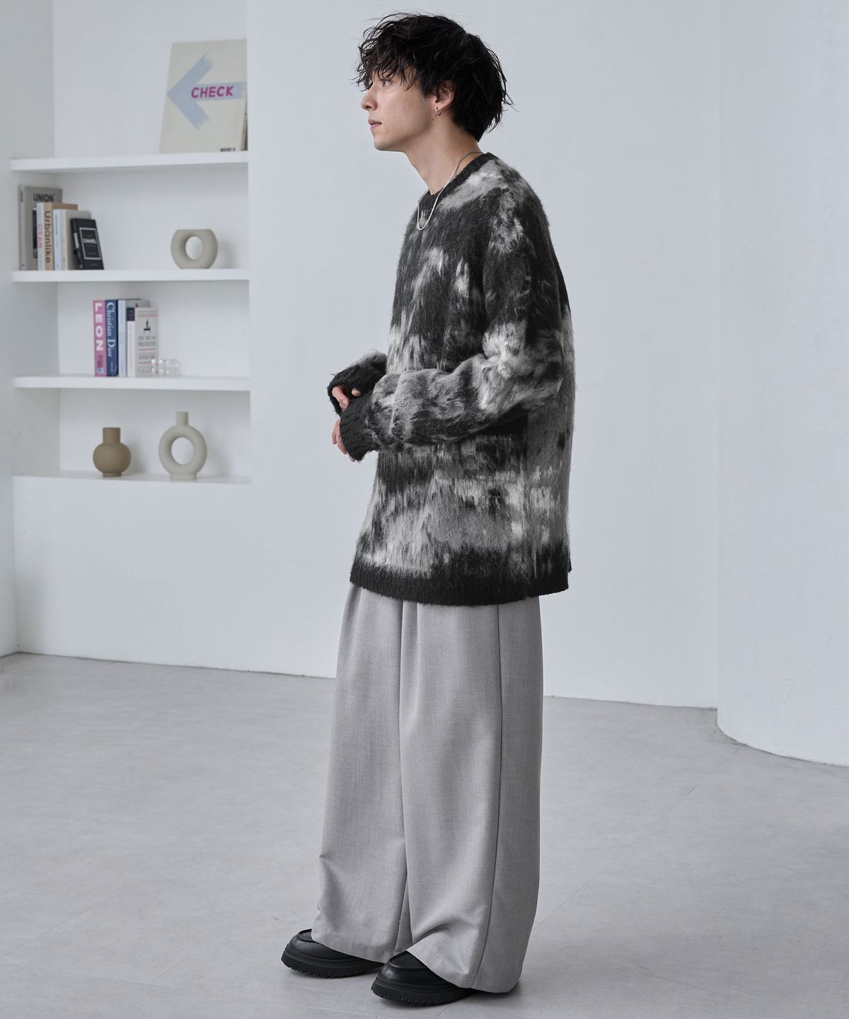 모노마트(MONO-MART) Abstract Shaggy Mohair-Like Loose Crew Neck Knit