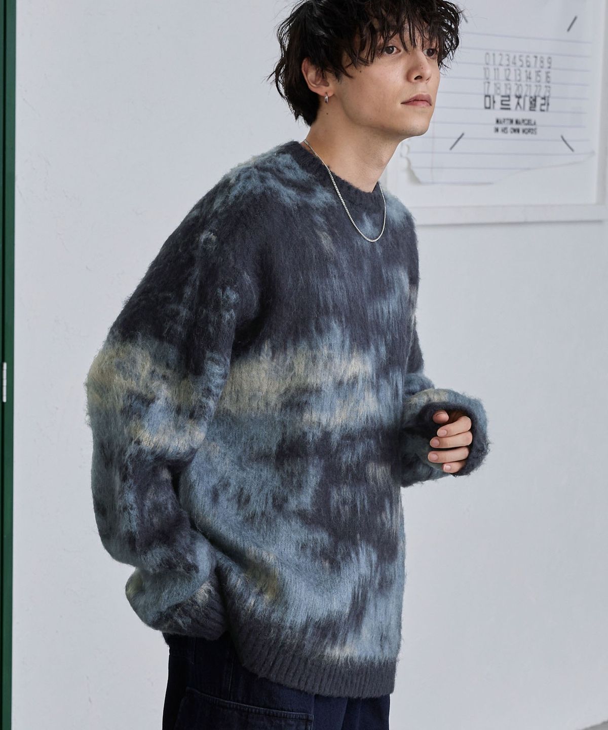 모노마트(MONO-MART) Abstract Shaggy Mohair-Like Loose Crew Neck Knit