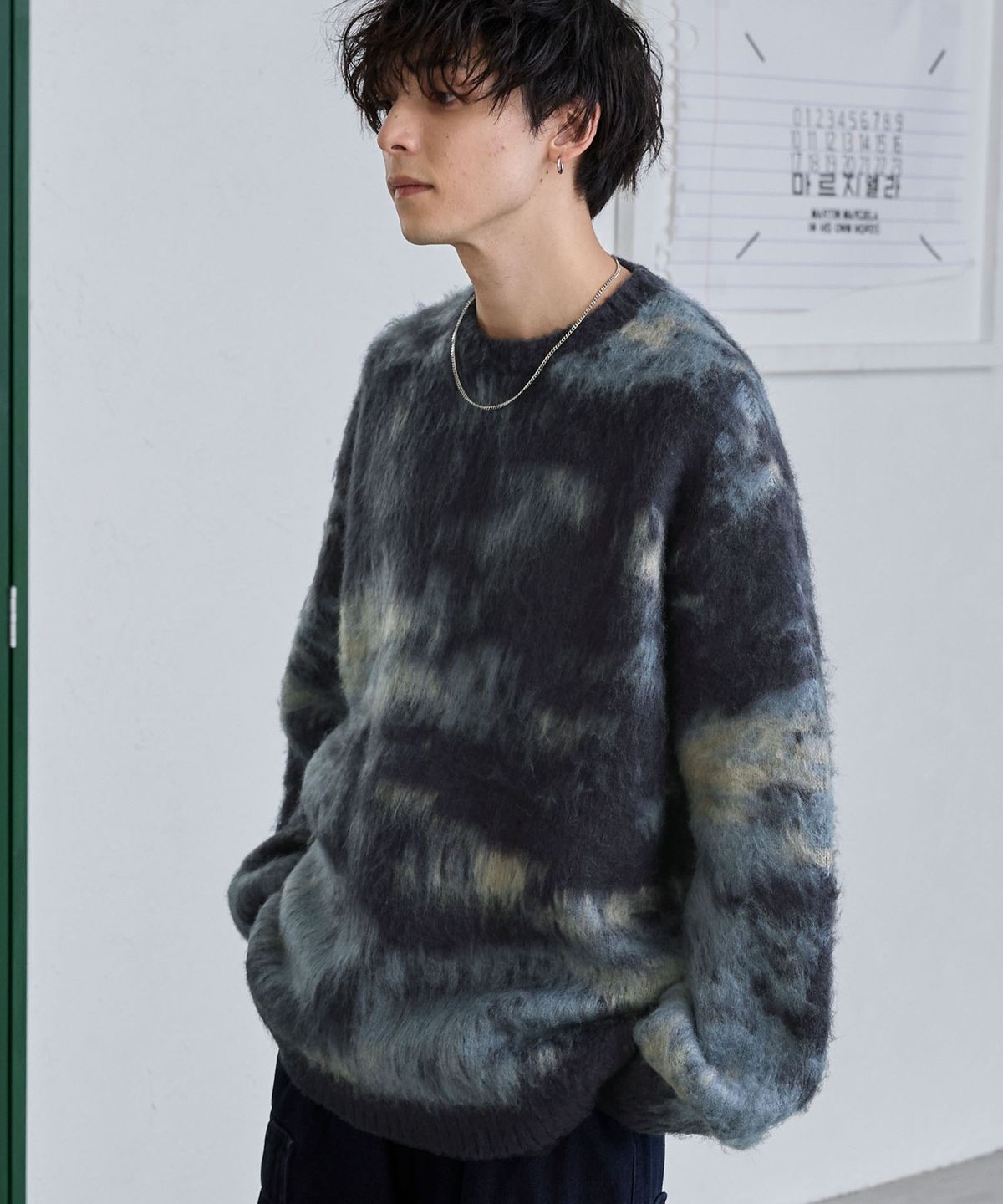 모노마트(MONO-MART) Abstract Shaggy Mohair-Like Loose Crew Neck Knit