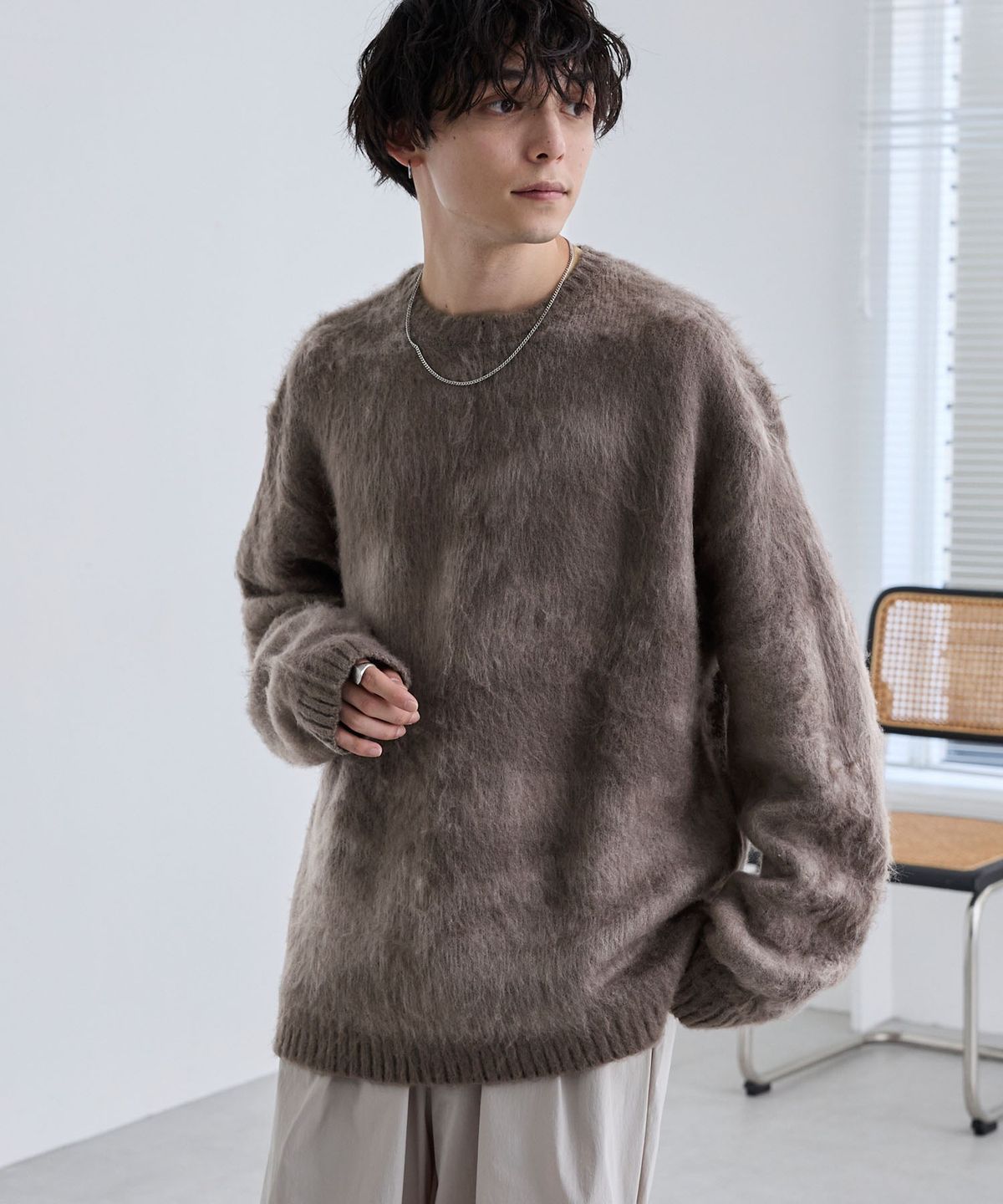모노마트(MONO-MART) Abstract Shaggy Mohair-Like Loose Crew Neck Knit