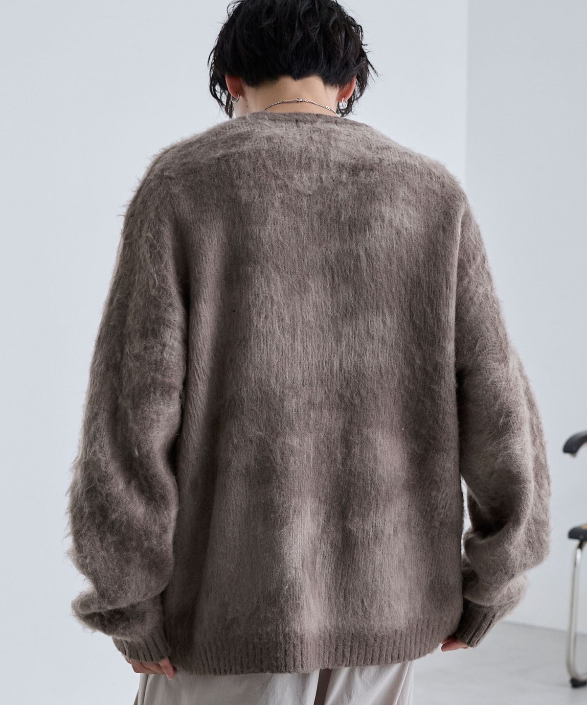 모노마트(MONO-MART) Abstract Shaggy Mohair-Like Loose Crew Neck Knit
