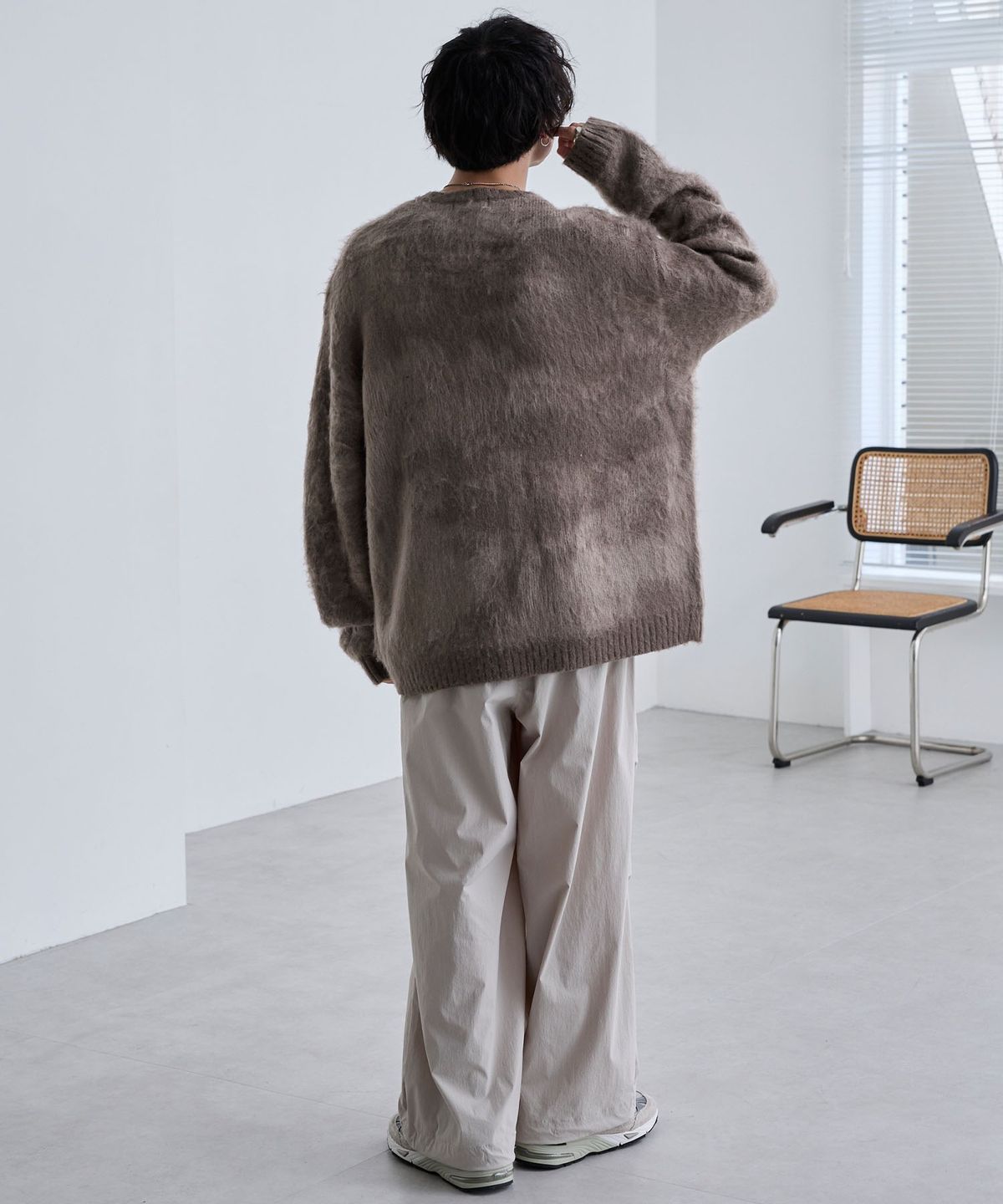 모노마트(MONO-MART) Abstract Shaggy Mohair-Like Loose Crew Neck Knit