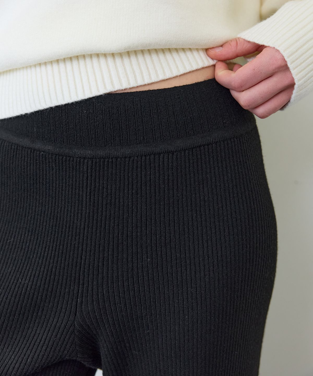 어몽(AMONG) A SOFT RIB PANTS_BLACK