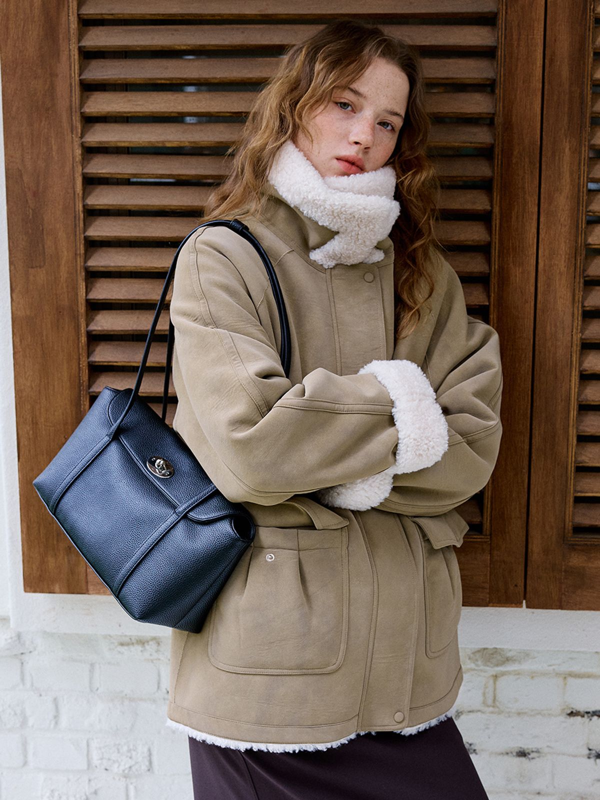어몽(AMONG) A HIGH NECK REVERSIBLE MUSTANG_BEIGE