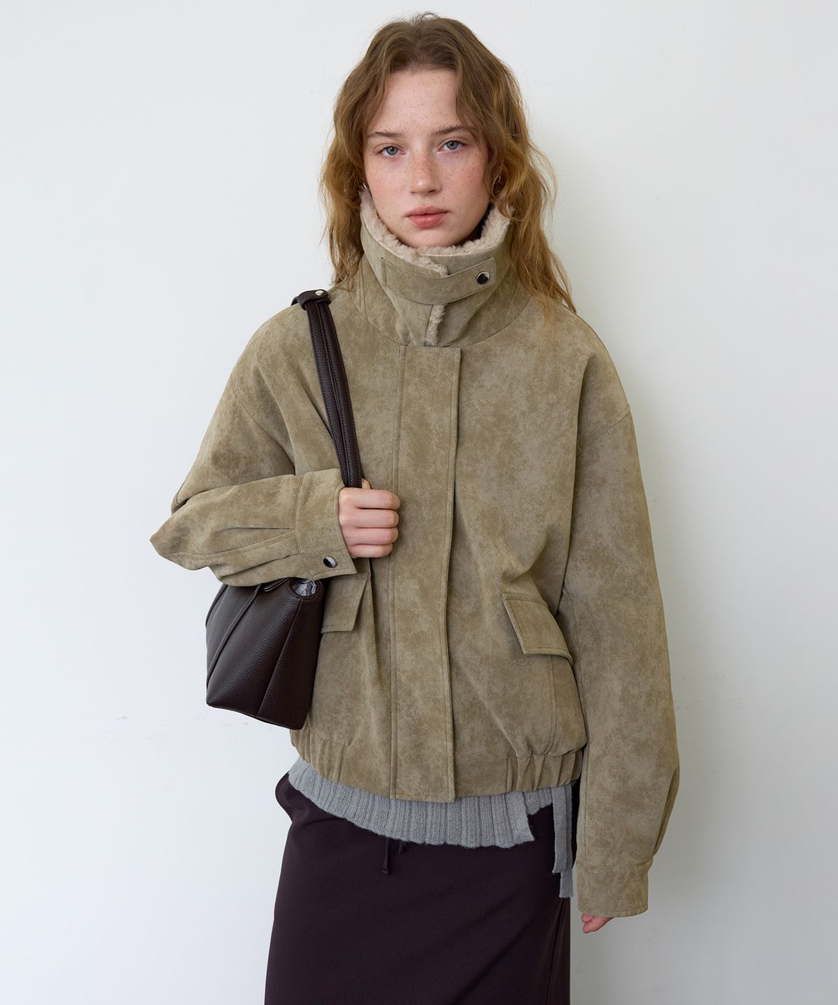어몽(AMONG) A SUEDE FUR COLLAR JUMPER_BEIGE