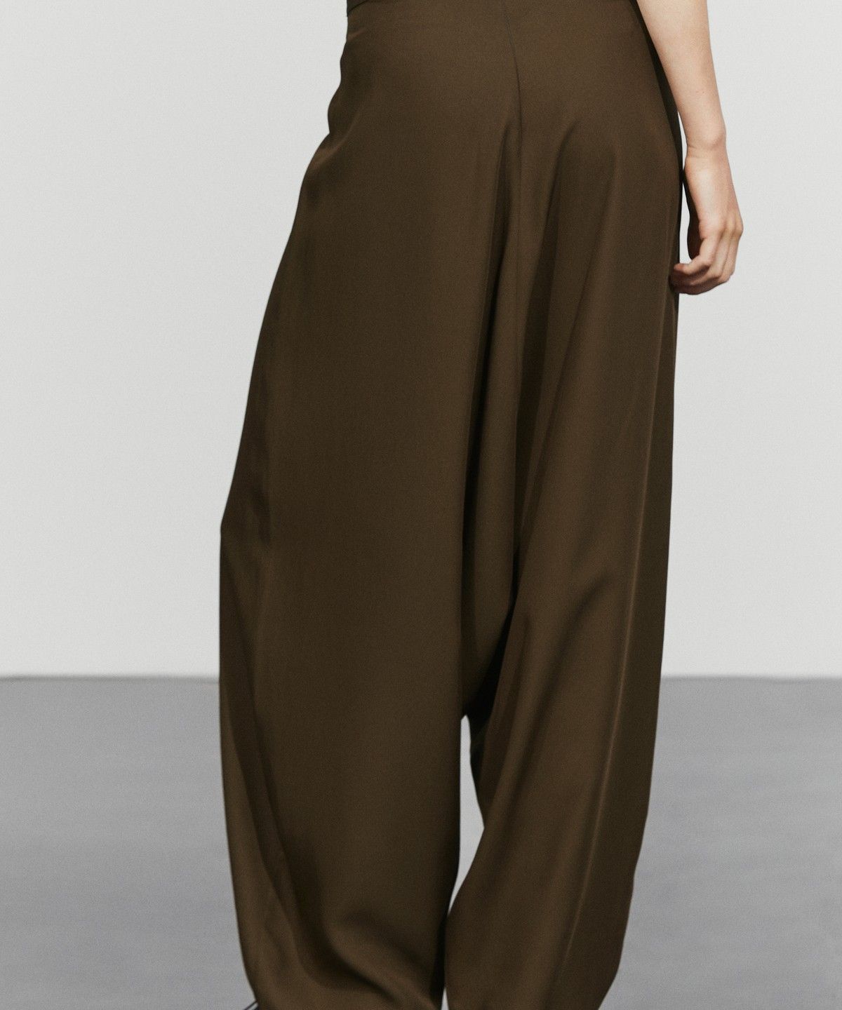마시모두띠(MASSIMO DUTTI) 플루이드 배기 팬츠